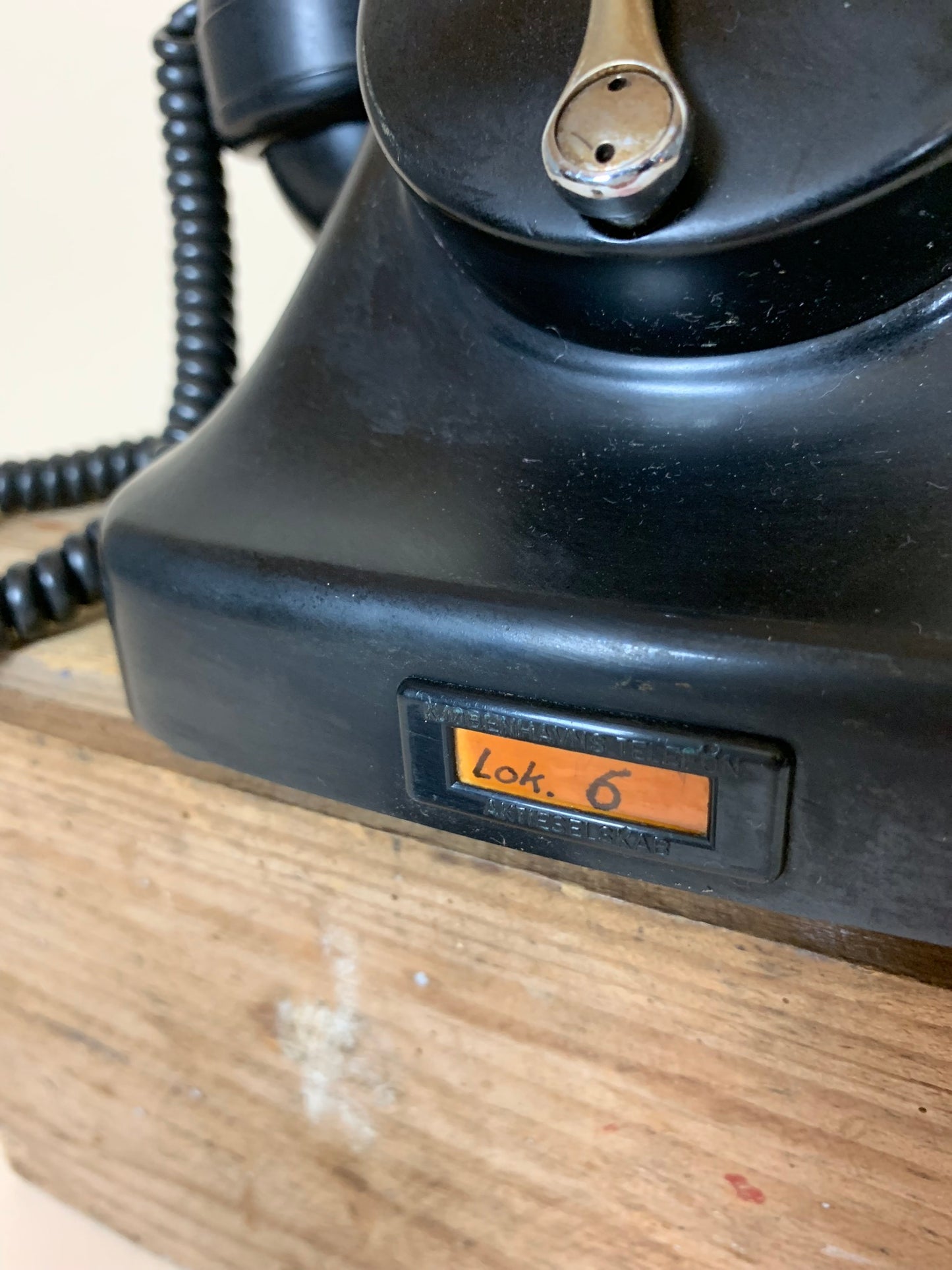 Gammel sort bakelit telefon