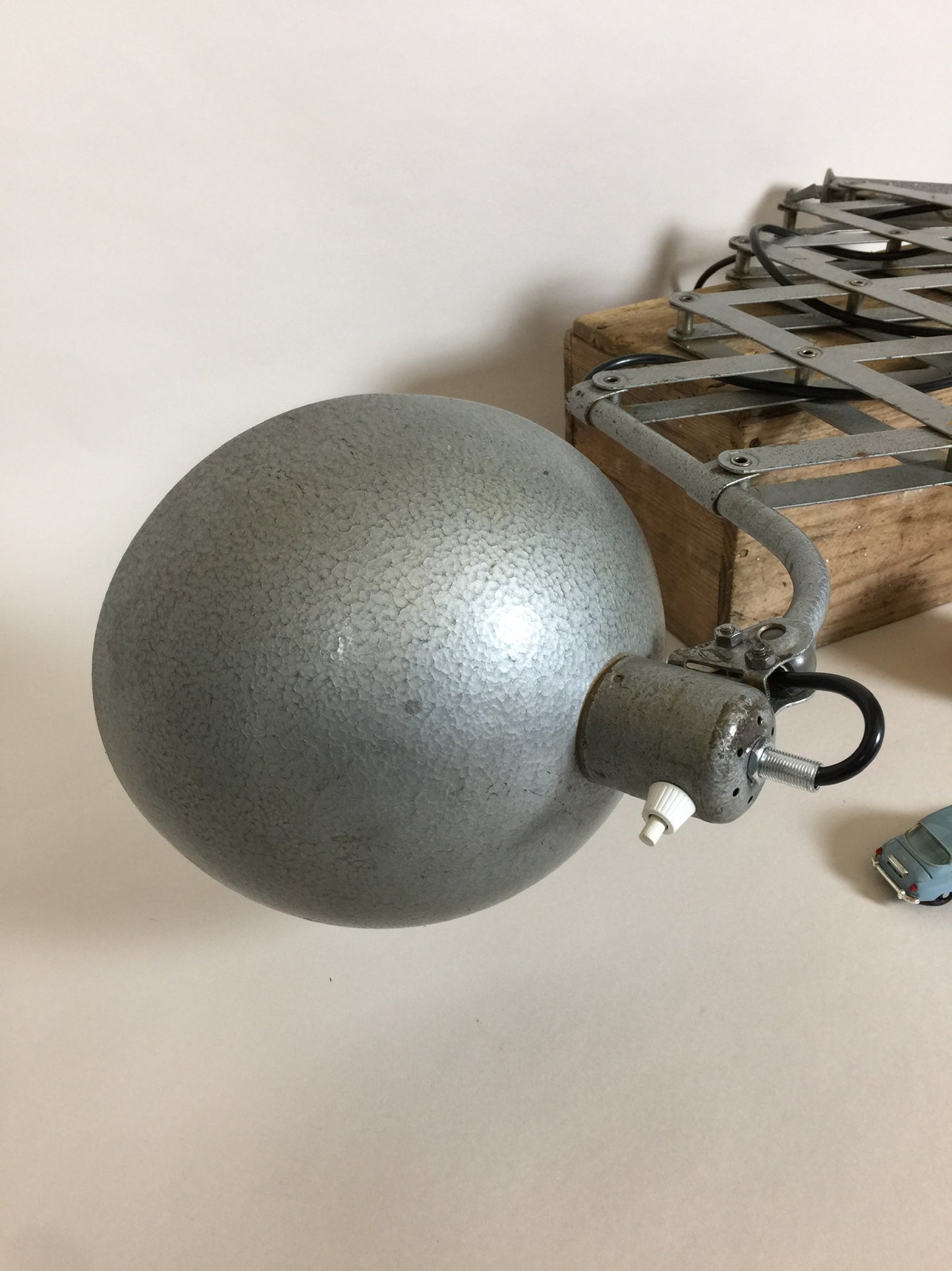 Skøn sakselampe i hammerlak fra Bauhaus