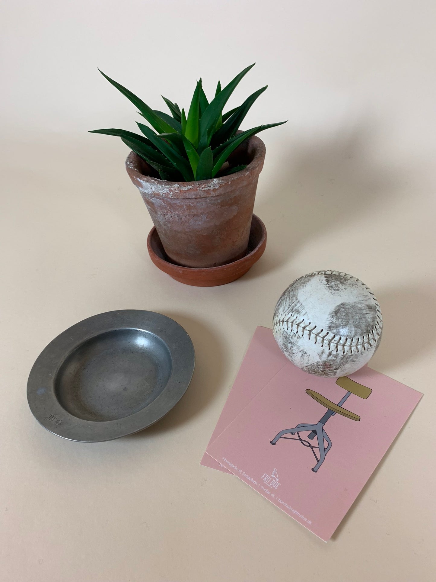 Skål i tin med stempel