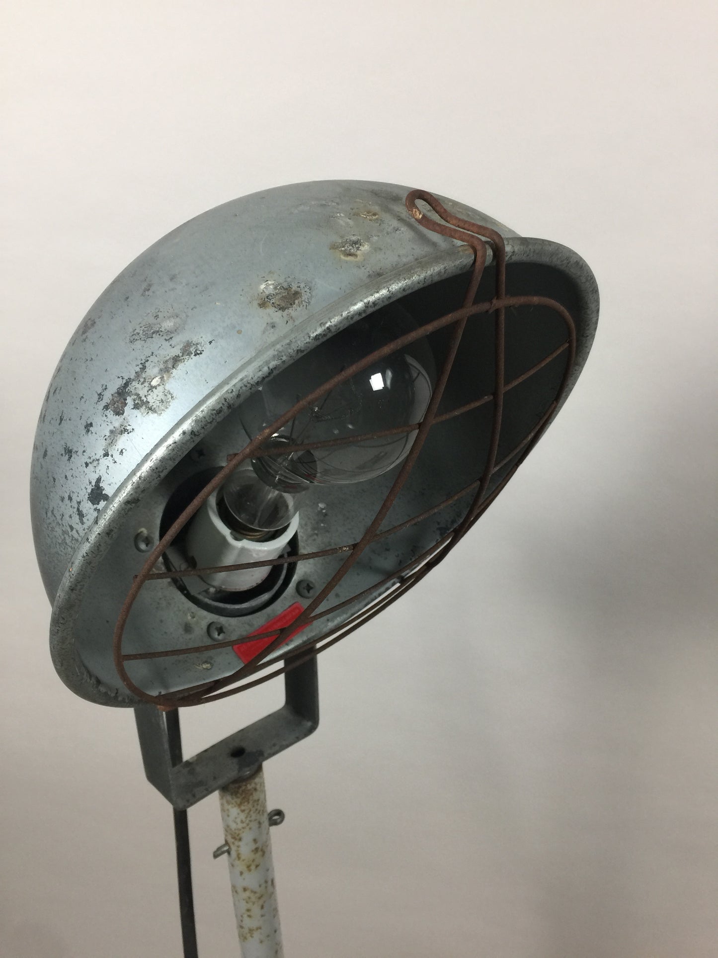 Industriel og rå gulvlampe