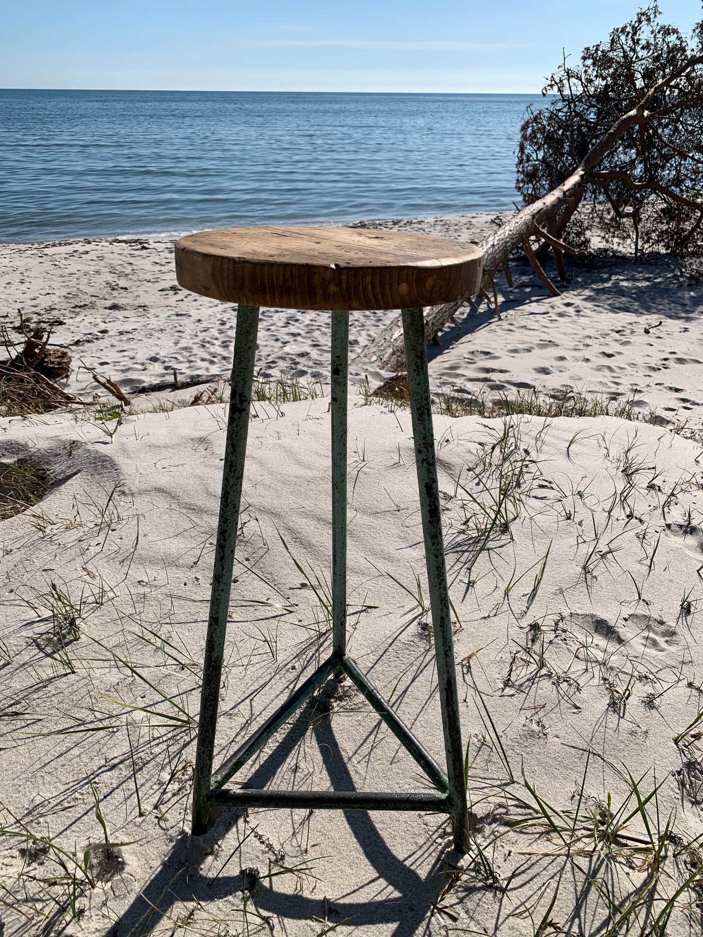 Rå taburet med grønne ben