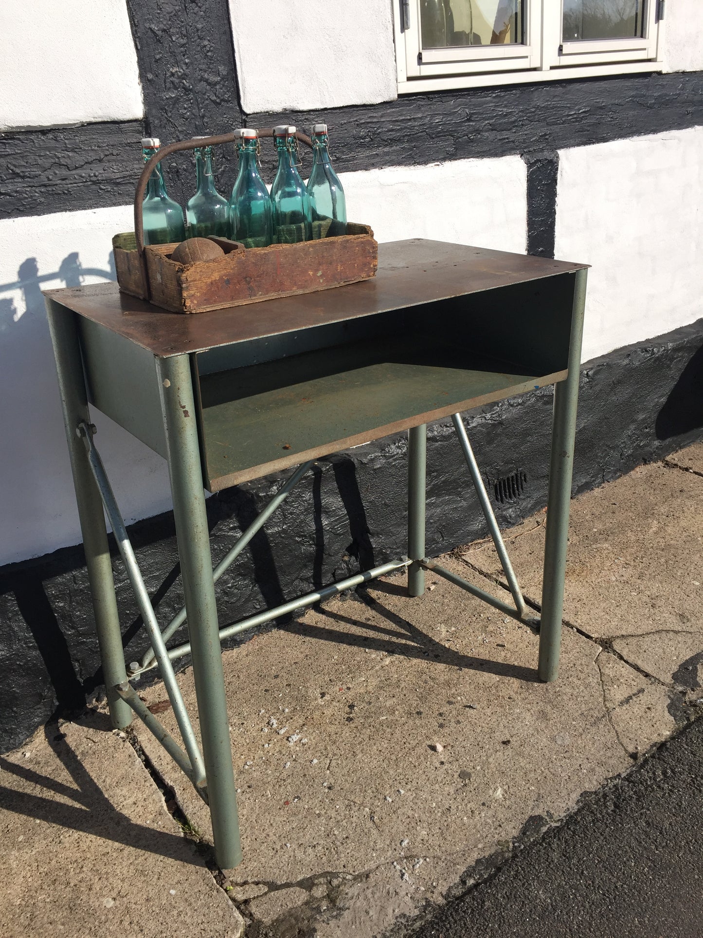 Lækkert industrielt bord med masser af skøn patina