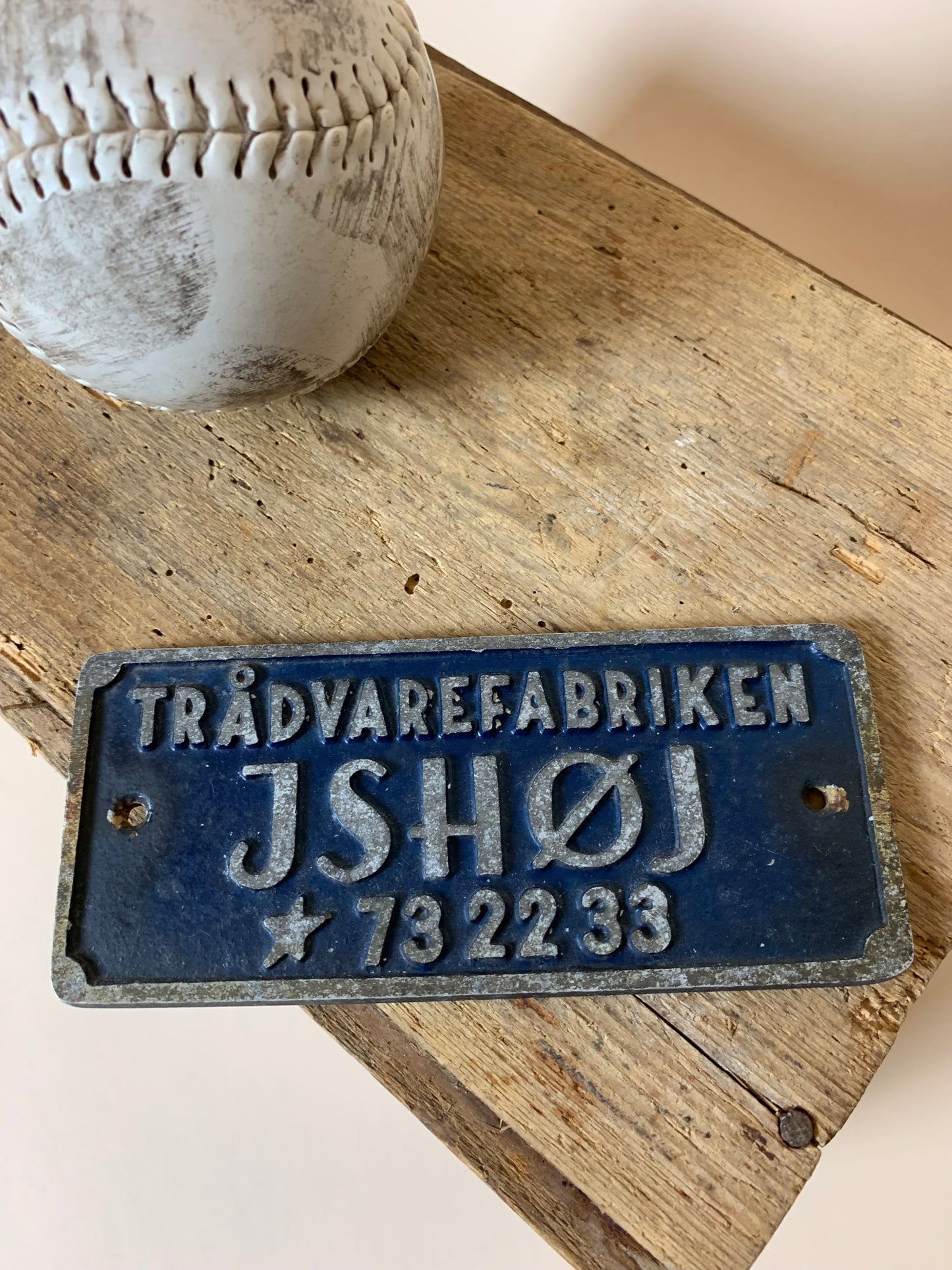 Skilt fra trådvarefabrikken Ishøj