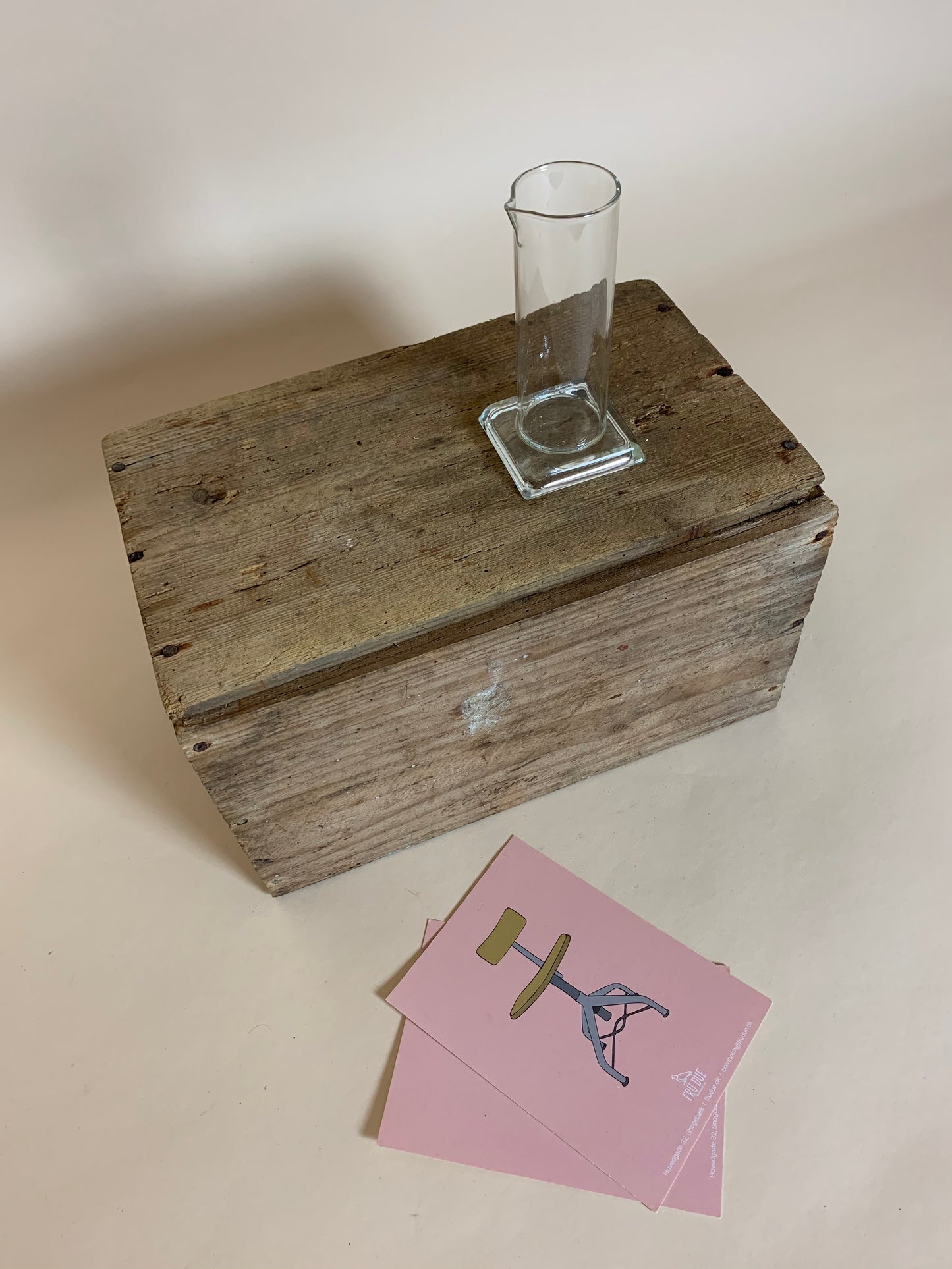 Laboratorieglas med firkantet fod