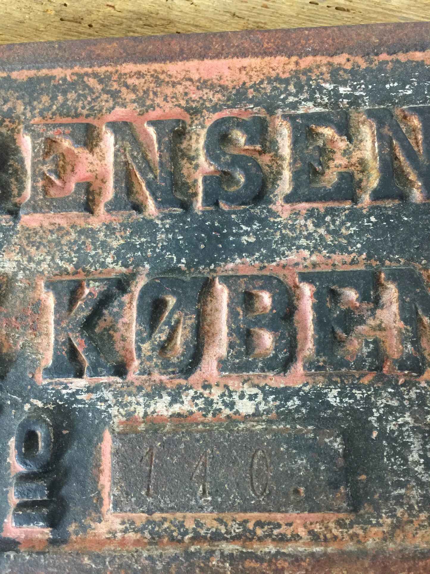 Gammelt skilt med masser af patina
