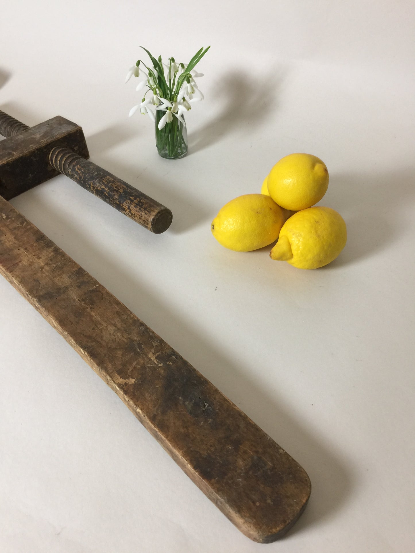 Stor gammel skruetvinge med skøn patina