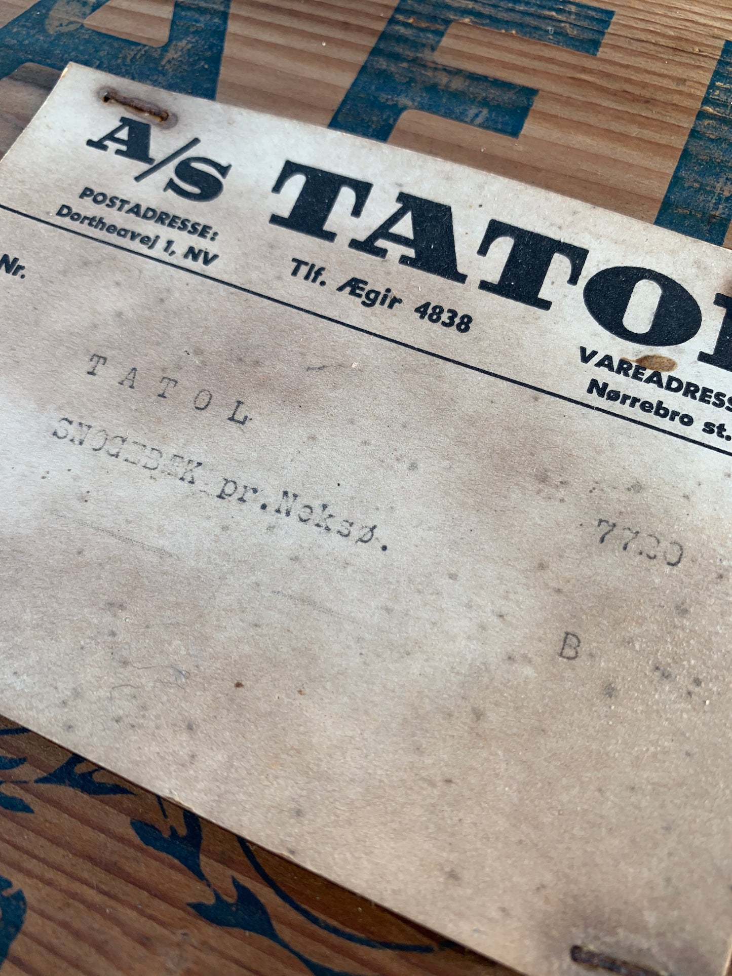 Gammel trækasse med “Tatol mærke”