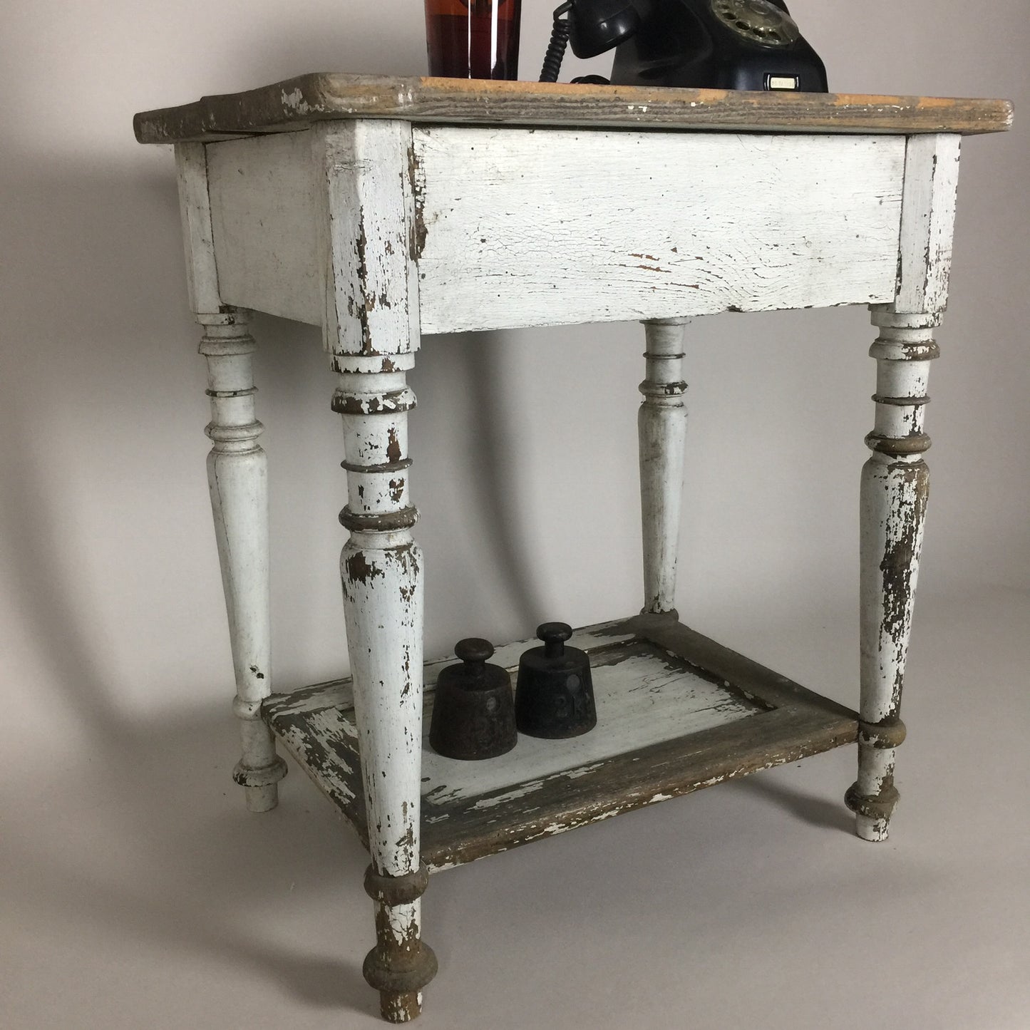 Lille bord med masser af patina