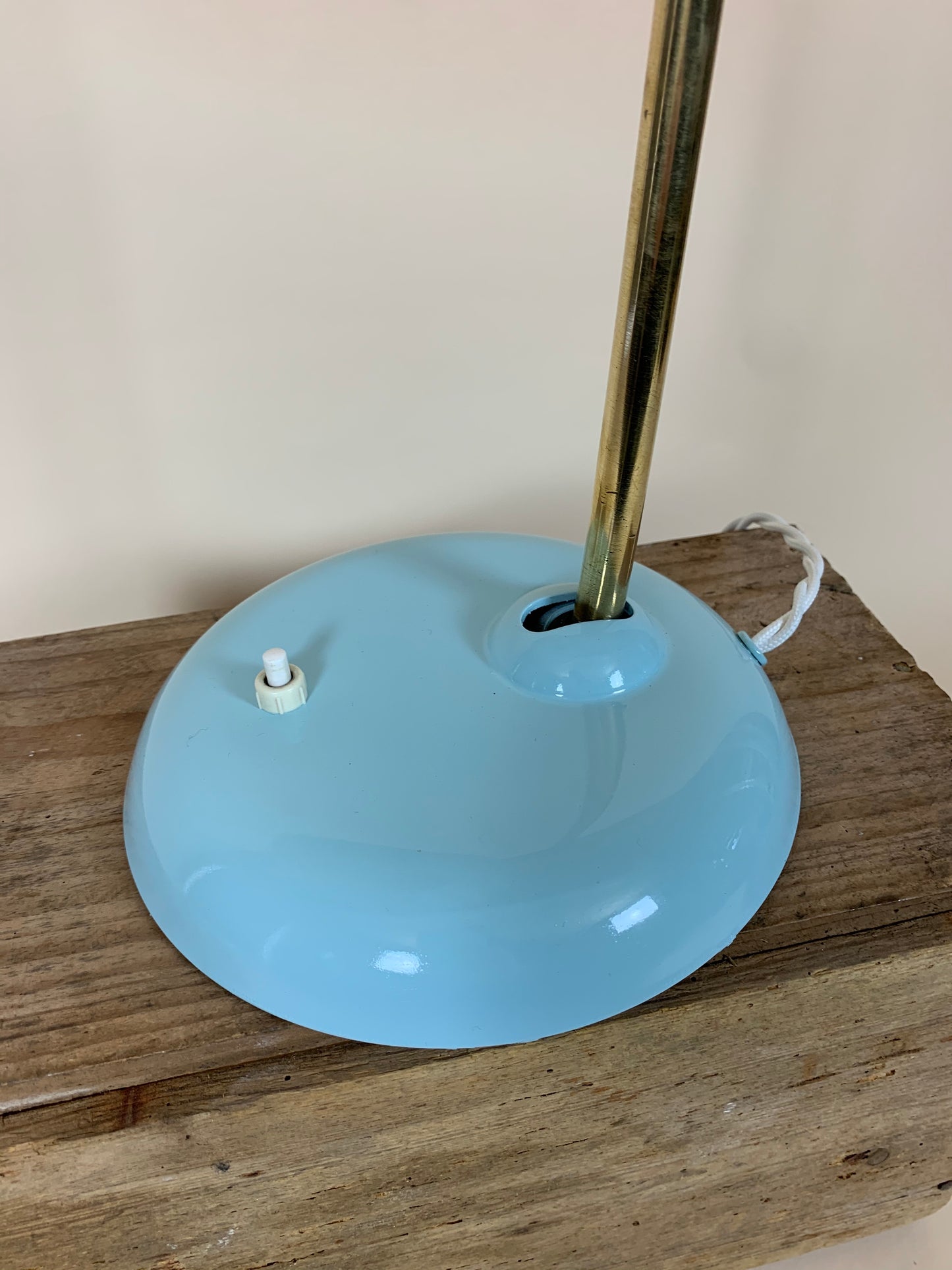 Christian Dell lampe 6786 i lyseblå med messingarm