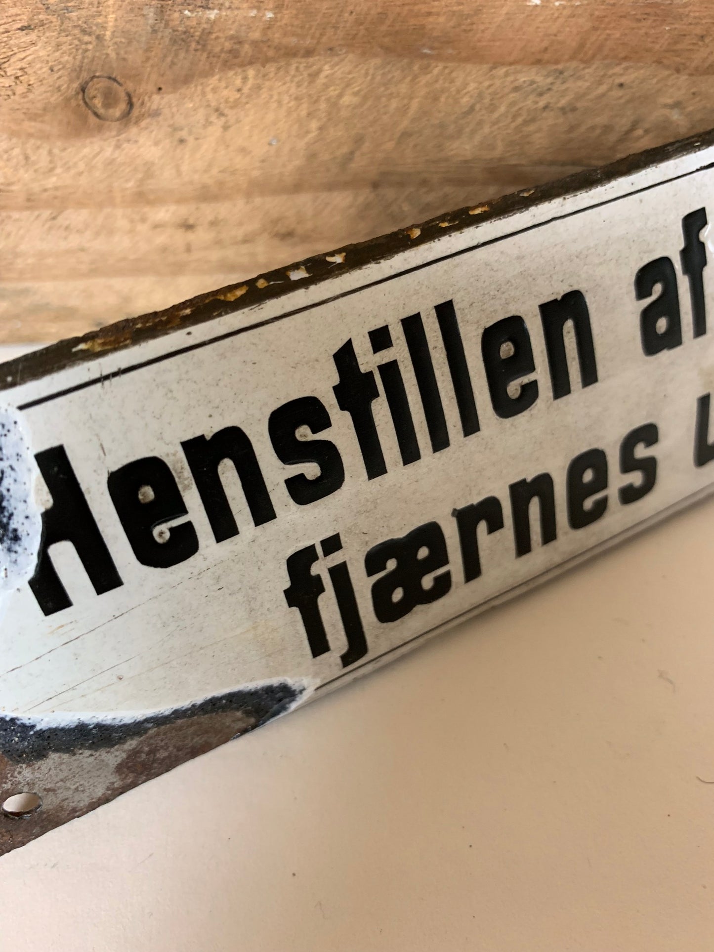 Gammelt og sjovt emaljeskilt