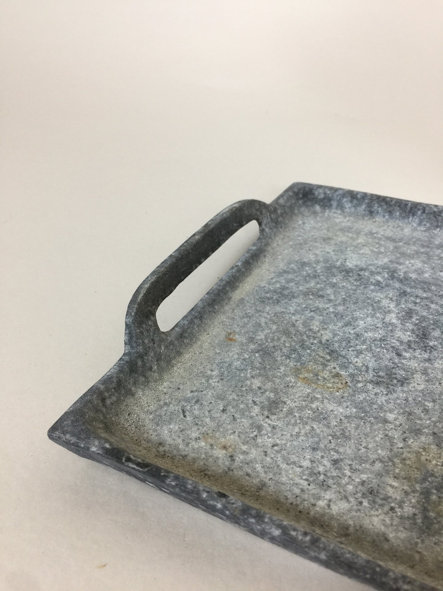 Rå metalbakke med patina