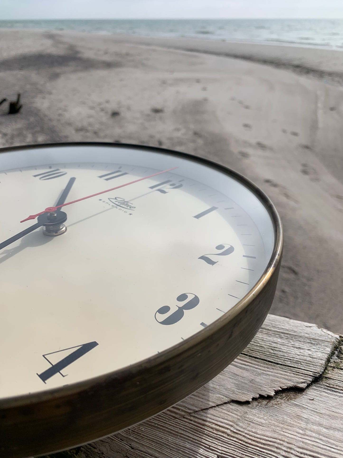 Flot gammelt ur med messingkant