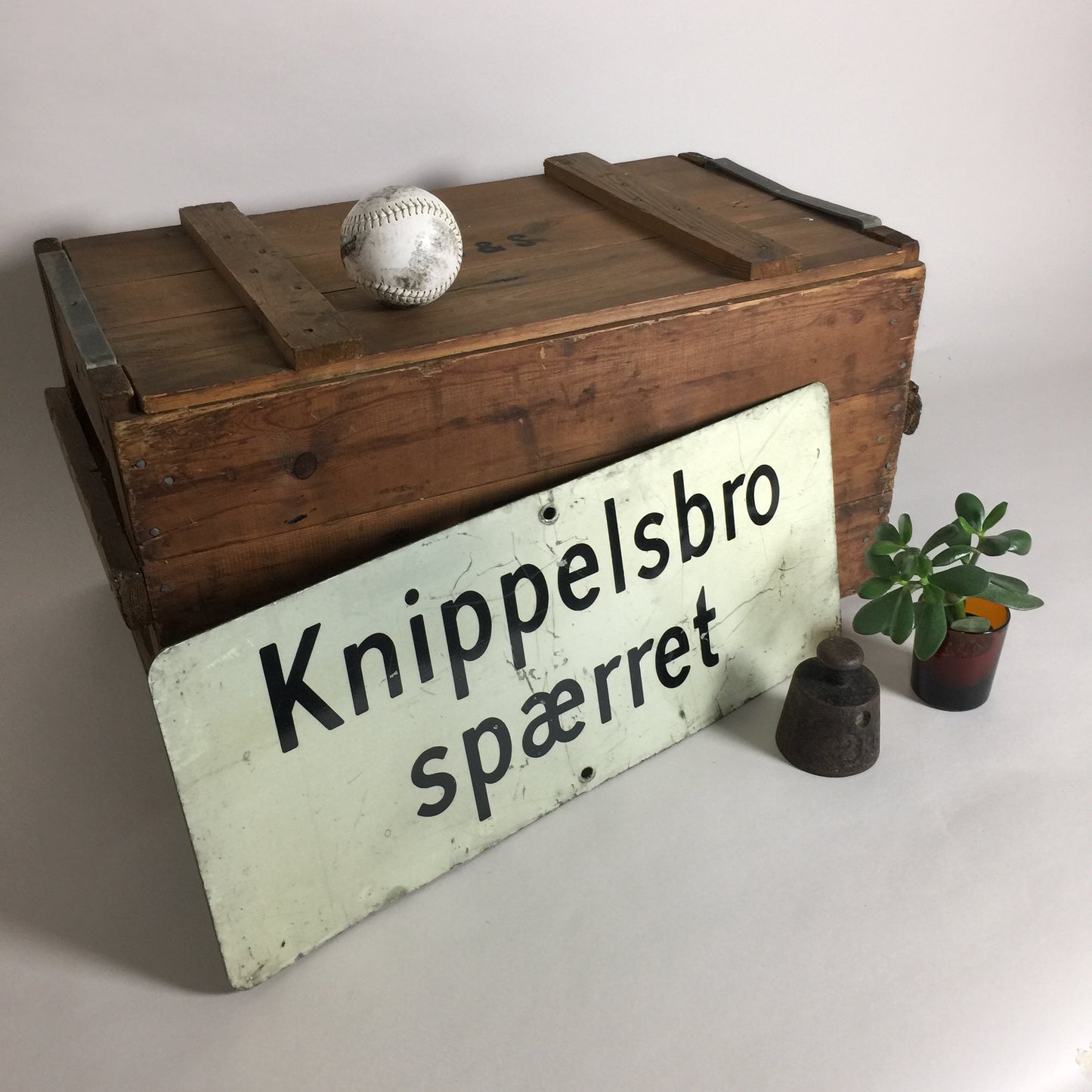 Skilt fra bro i København