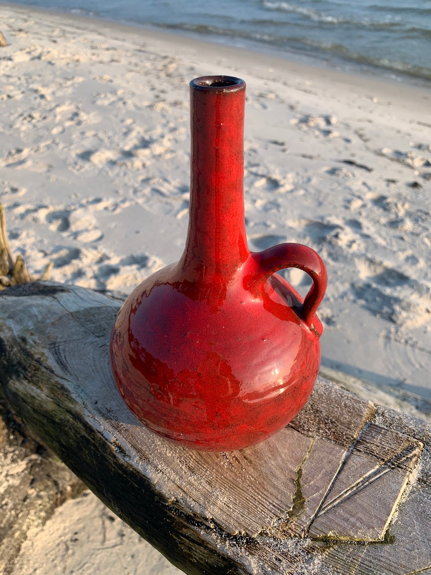 Rød keramikvase