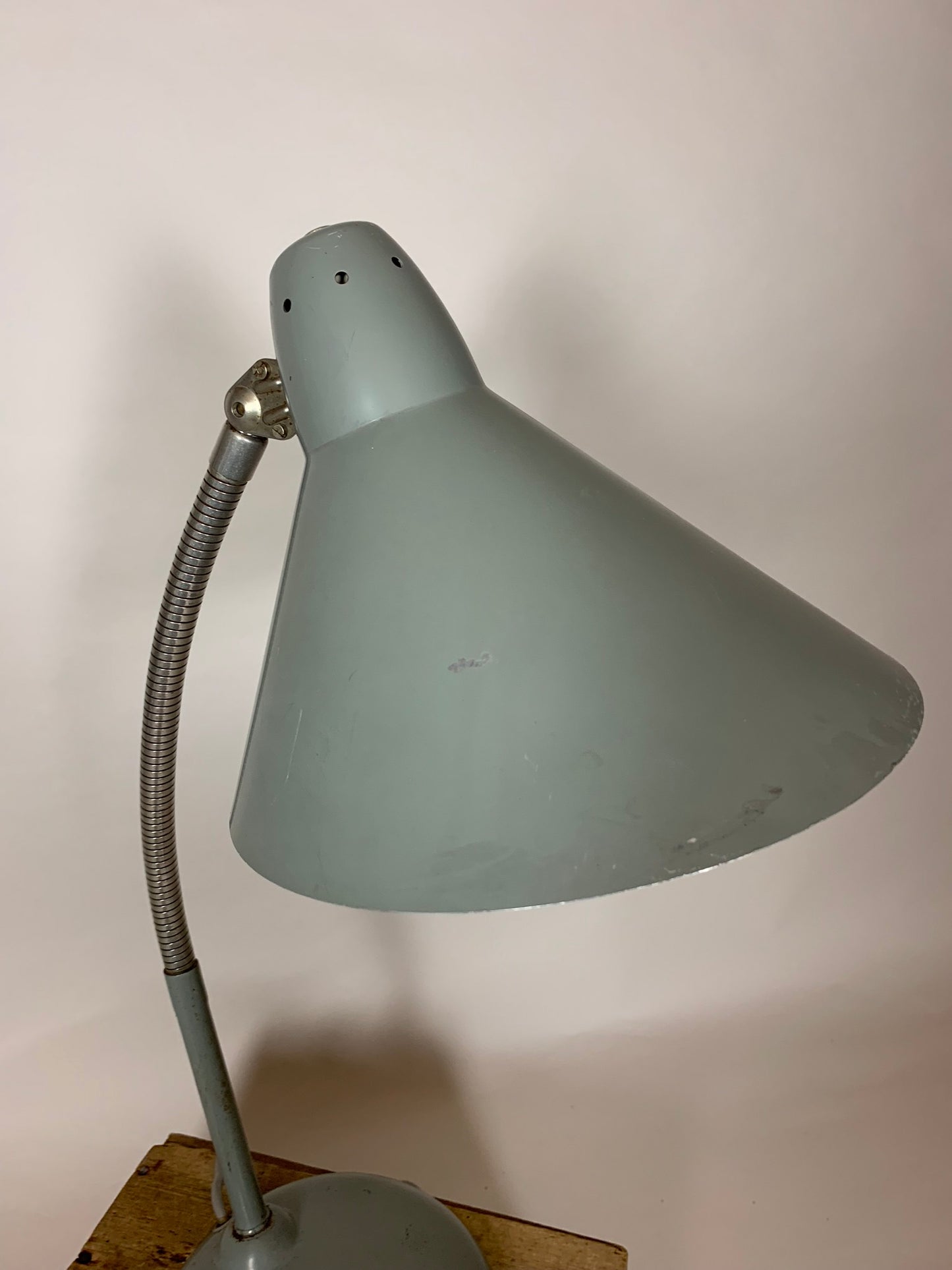 Sjov grå Hala vintagelampe med flexarm