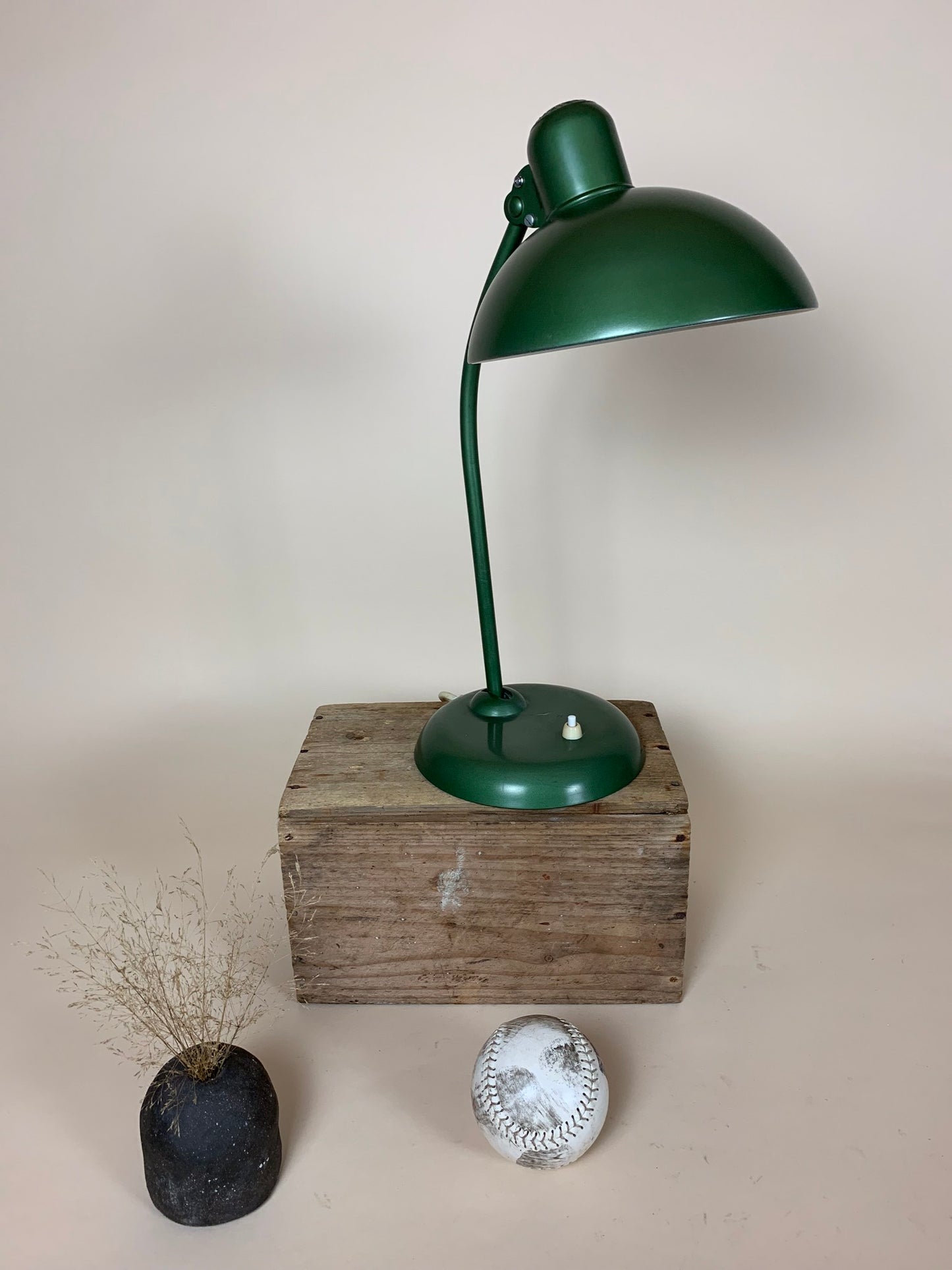 Grøn Kaiser Idell lampe - designet af Christian Dell