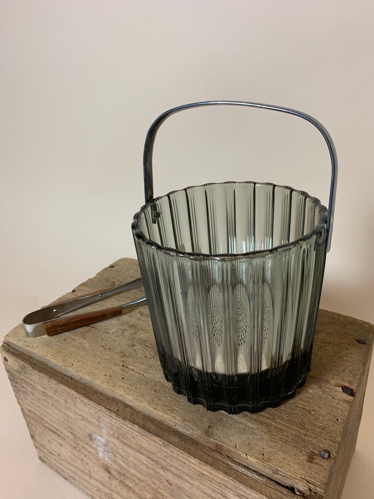 Isspand i røgfarvet glas med tang