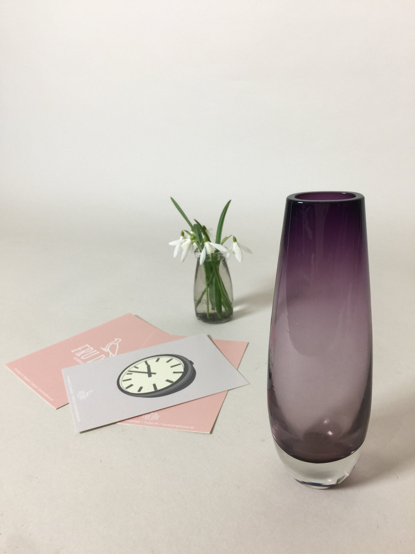 Fin vase i farvet glas