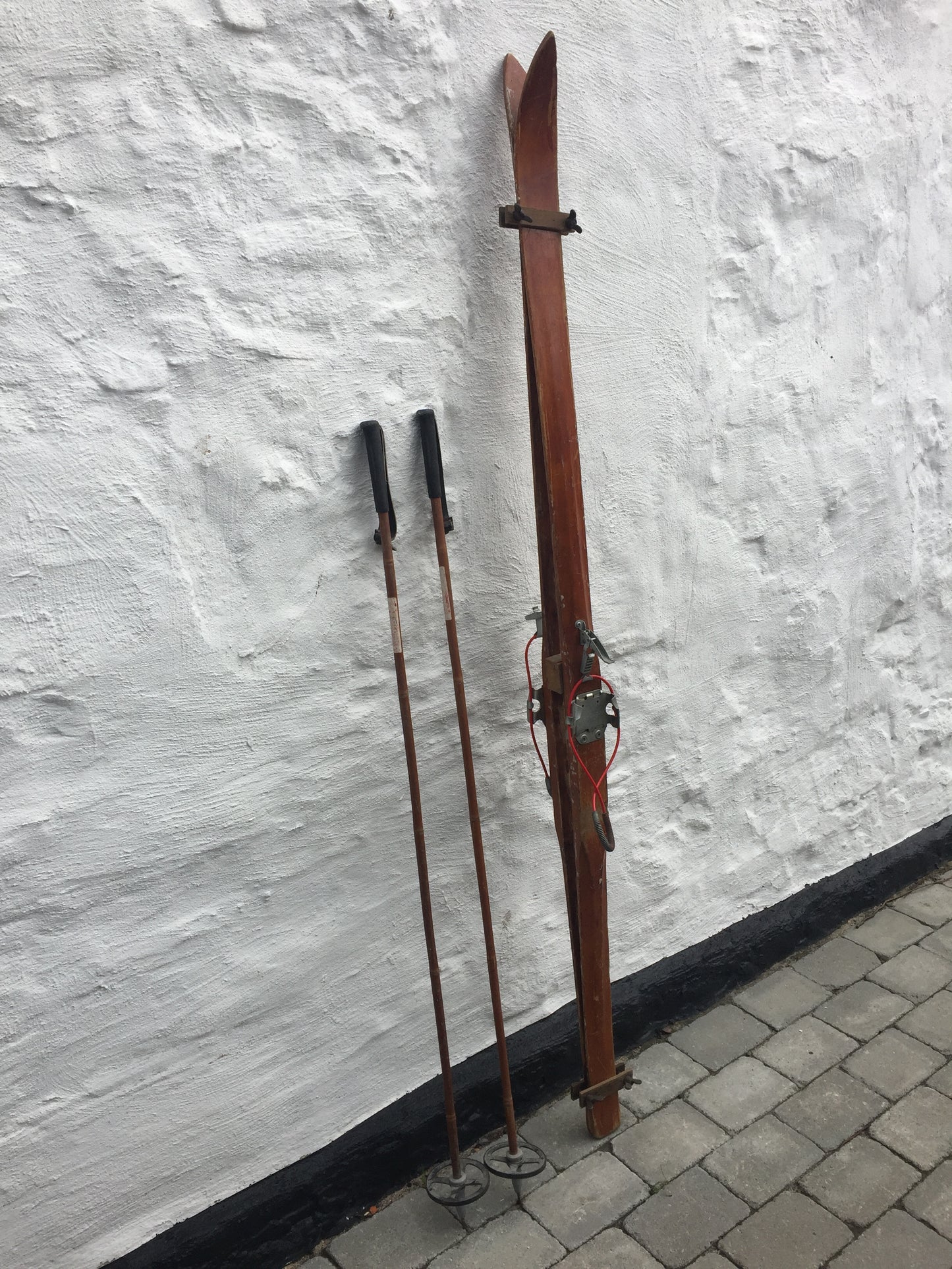 Smukke og dekorative gamle ski med stave