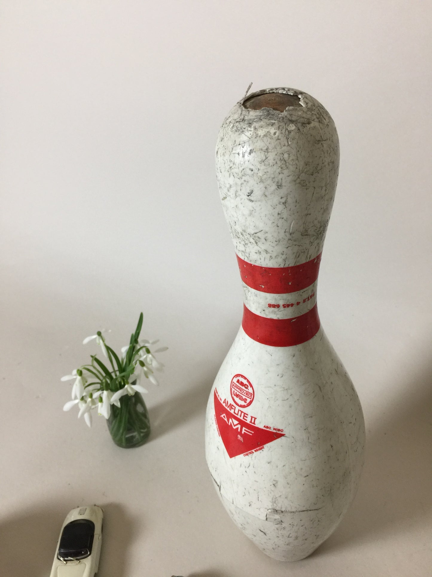 Kegle med rød dekoration og patina