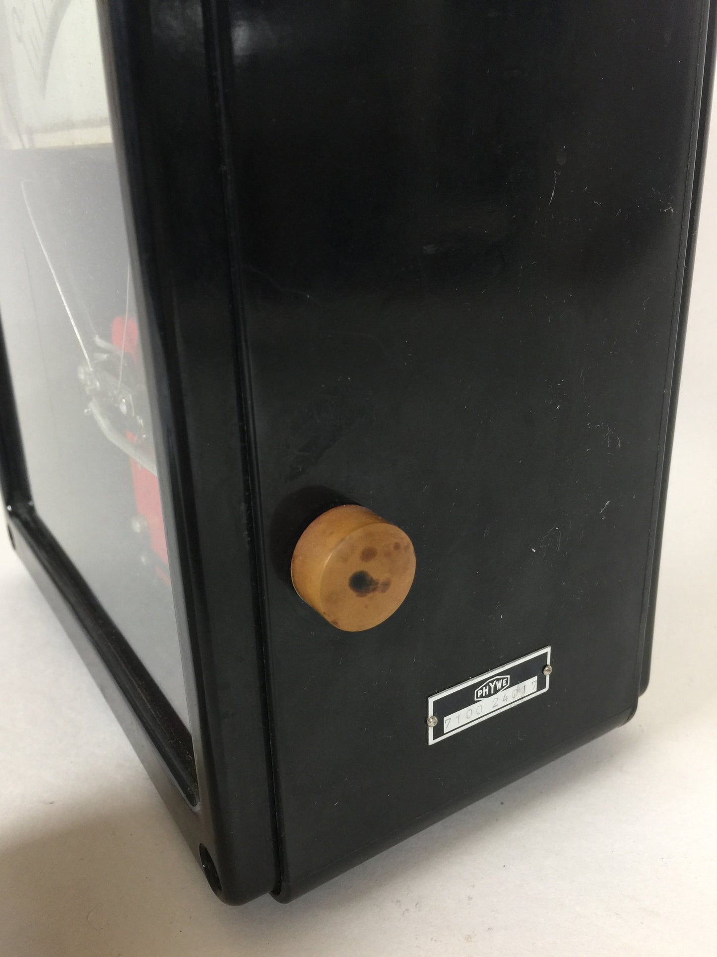 Råt og dekorativt voltmeter