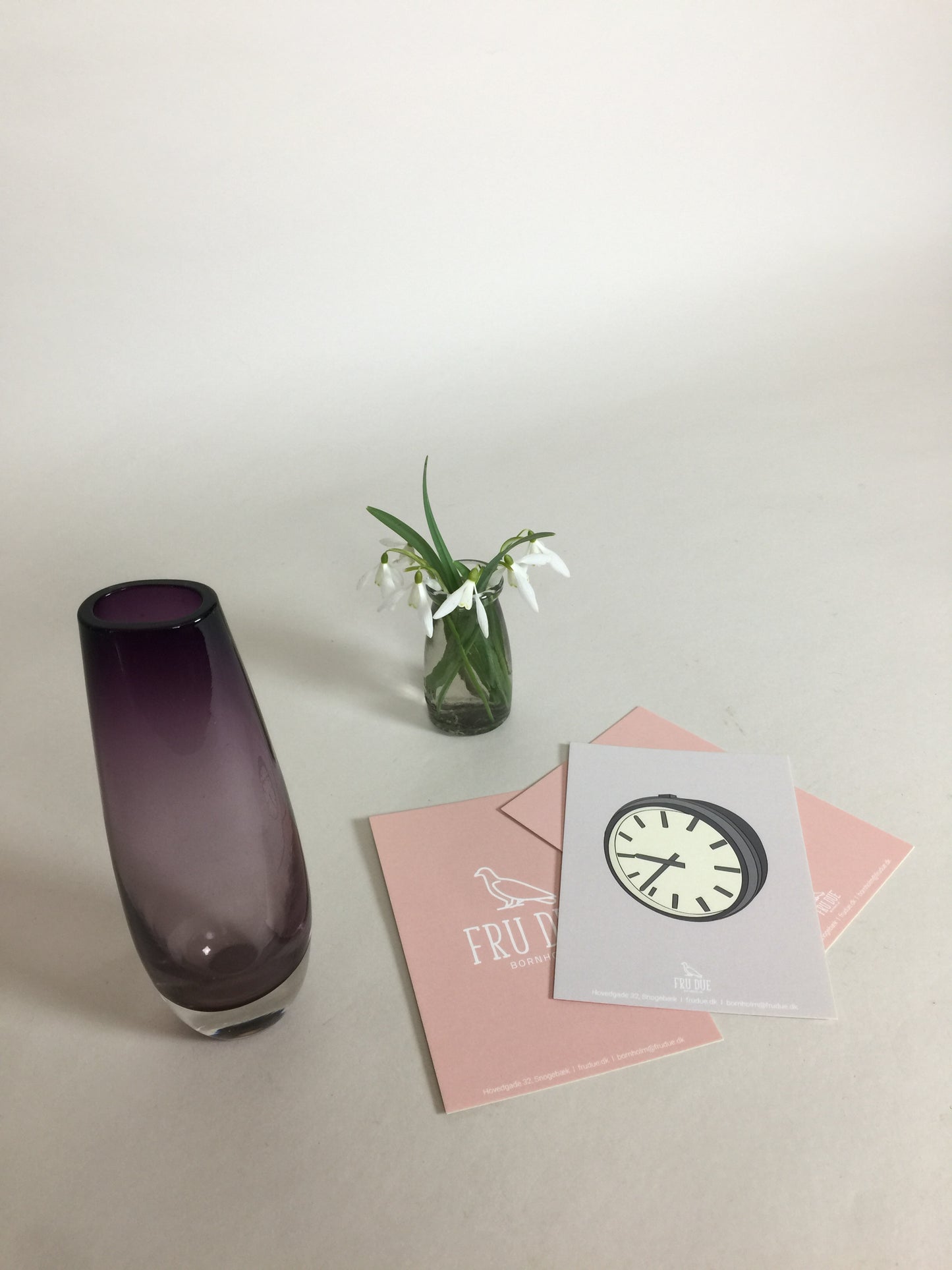 Fin vase i farvet glas