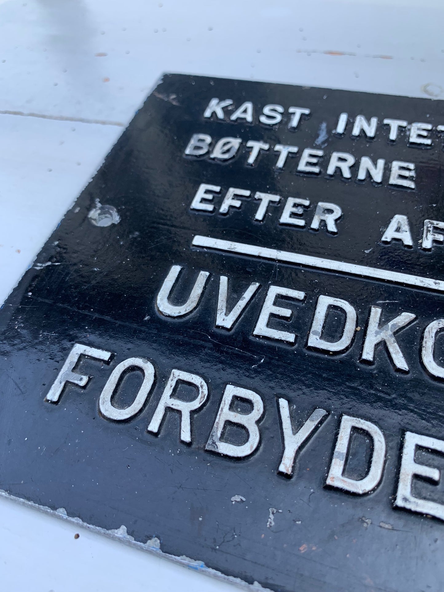 Skønt sort og hvid skilt med sjov og sjælden tekst