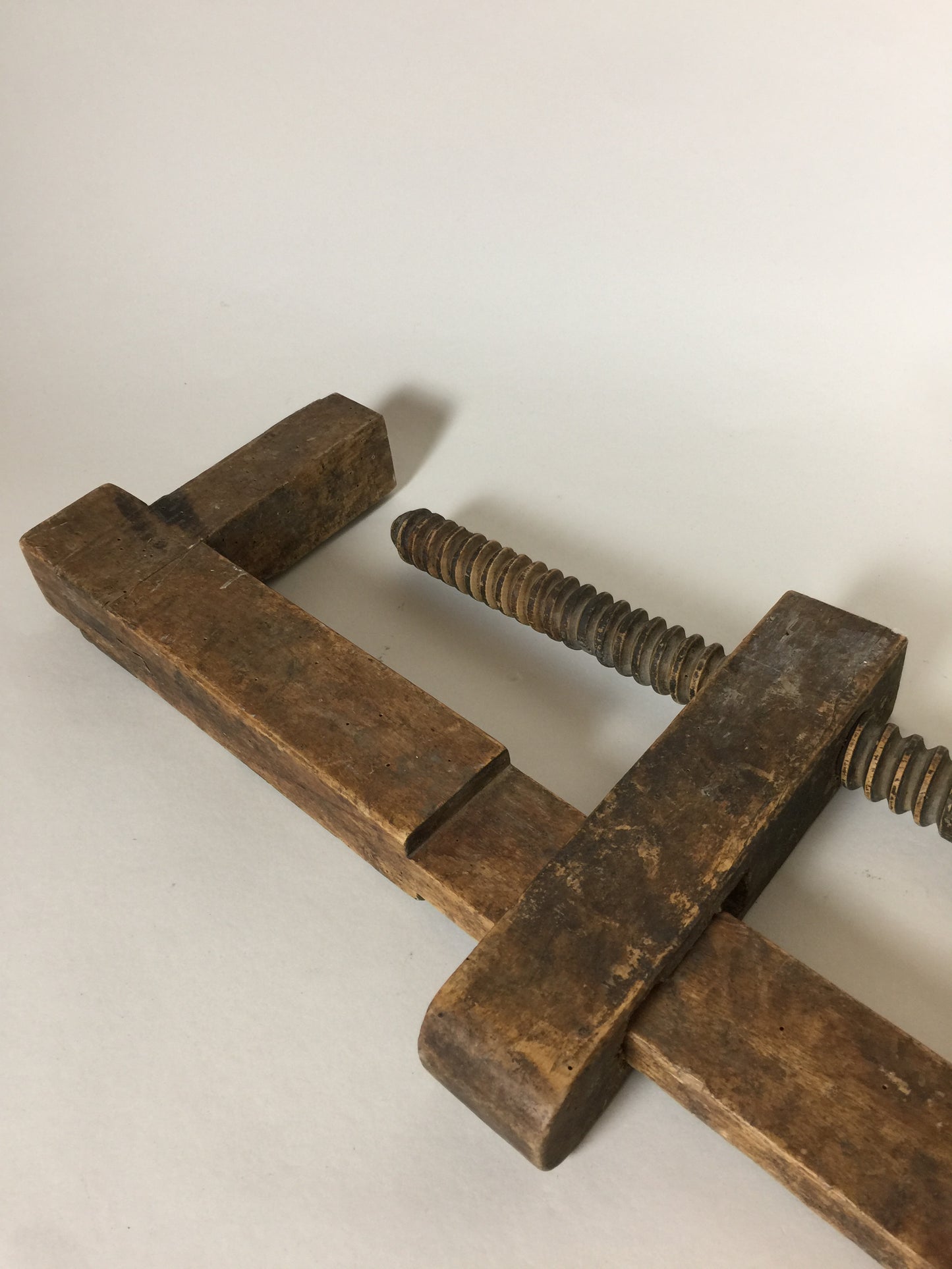 Stor gammel skruetvinge med skøn patina