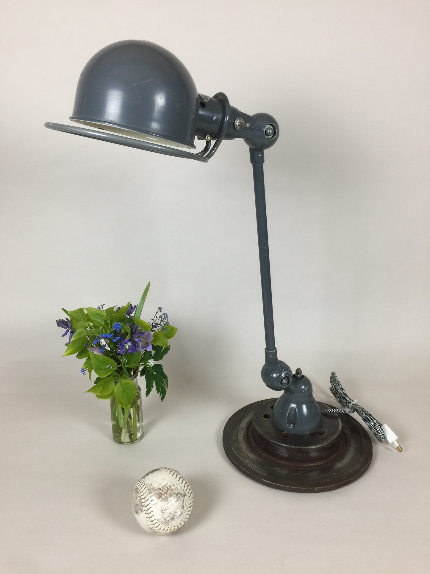 Jieldé bordlampe i grå med tænd/sluk kontakt