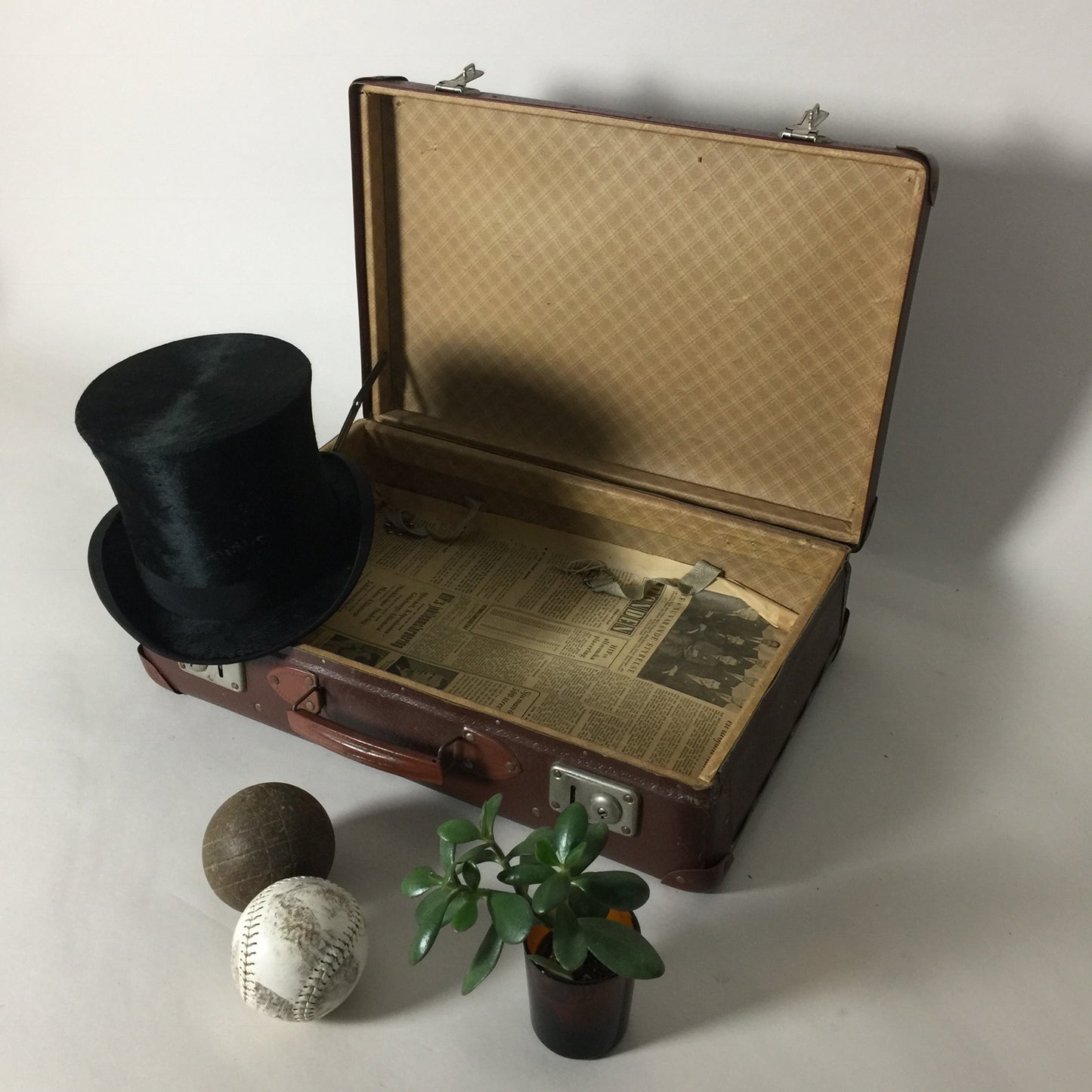 Gammel, fin og dekorativ kuffert