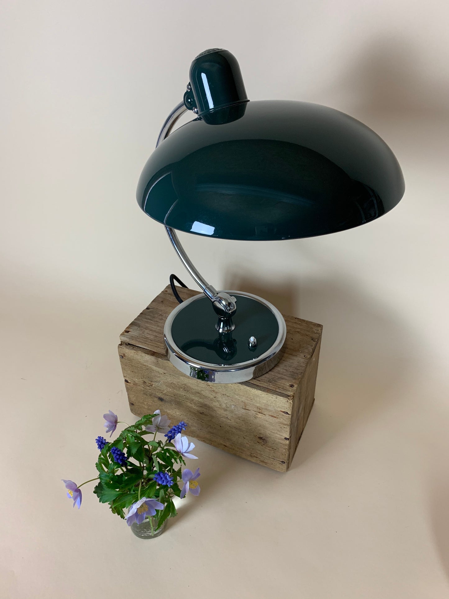 Kaiser Idell 6631 bordlampe i mørk grøn