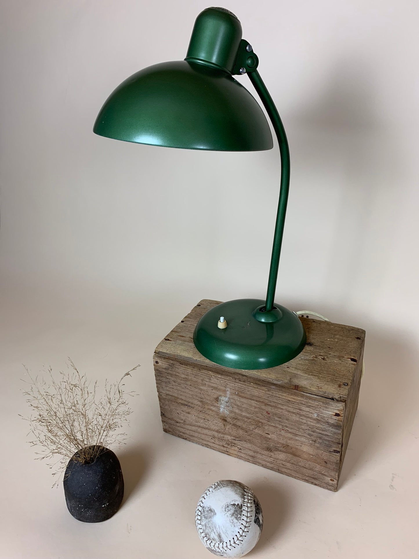 Grøn Kaiser Idell lampe - designet af Christian Dell