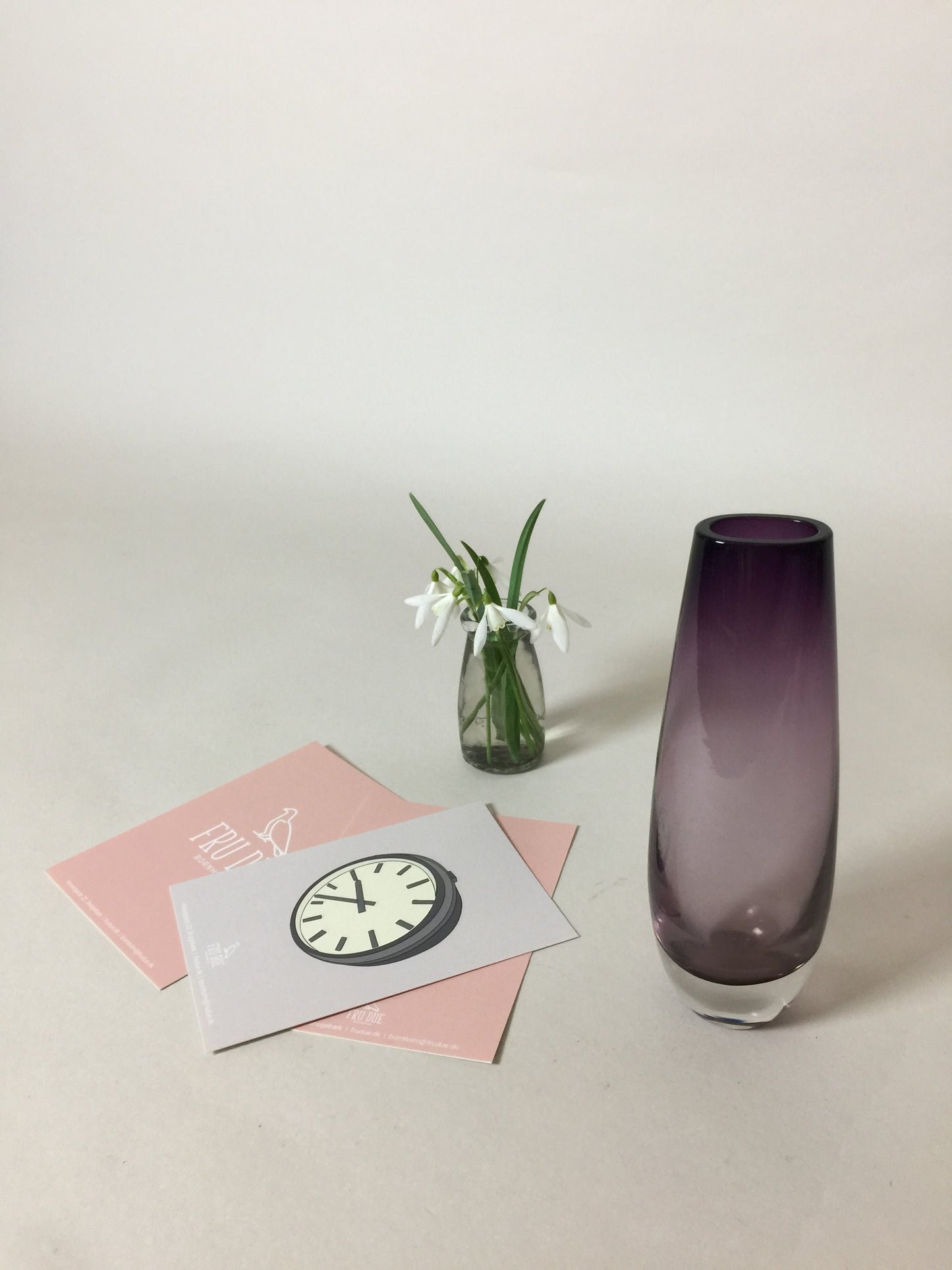 Fin vase i farvet glas
