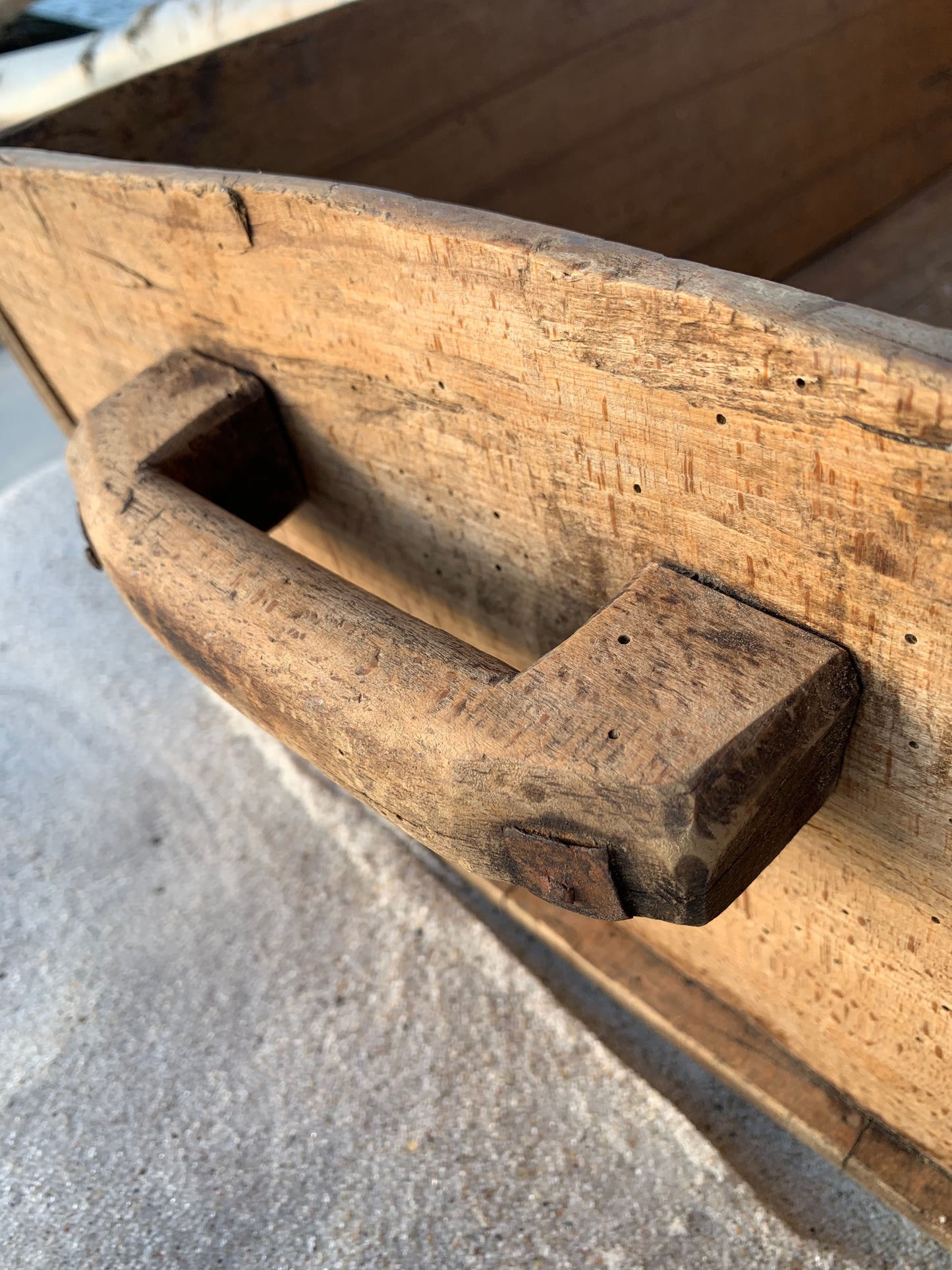 Skøn trækasse med to greb og lækre detaljer