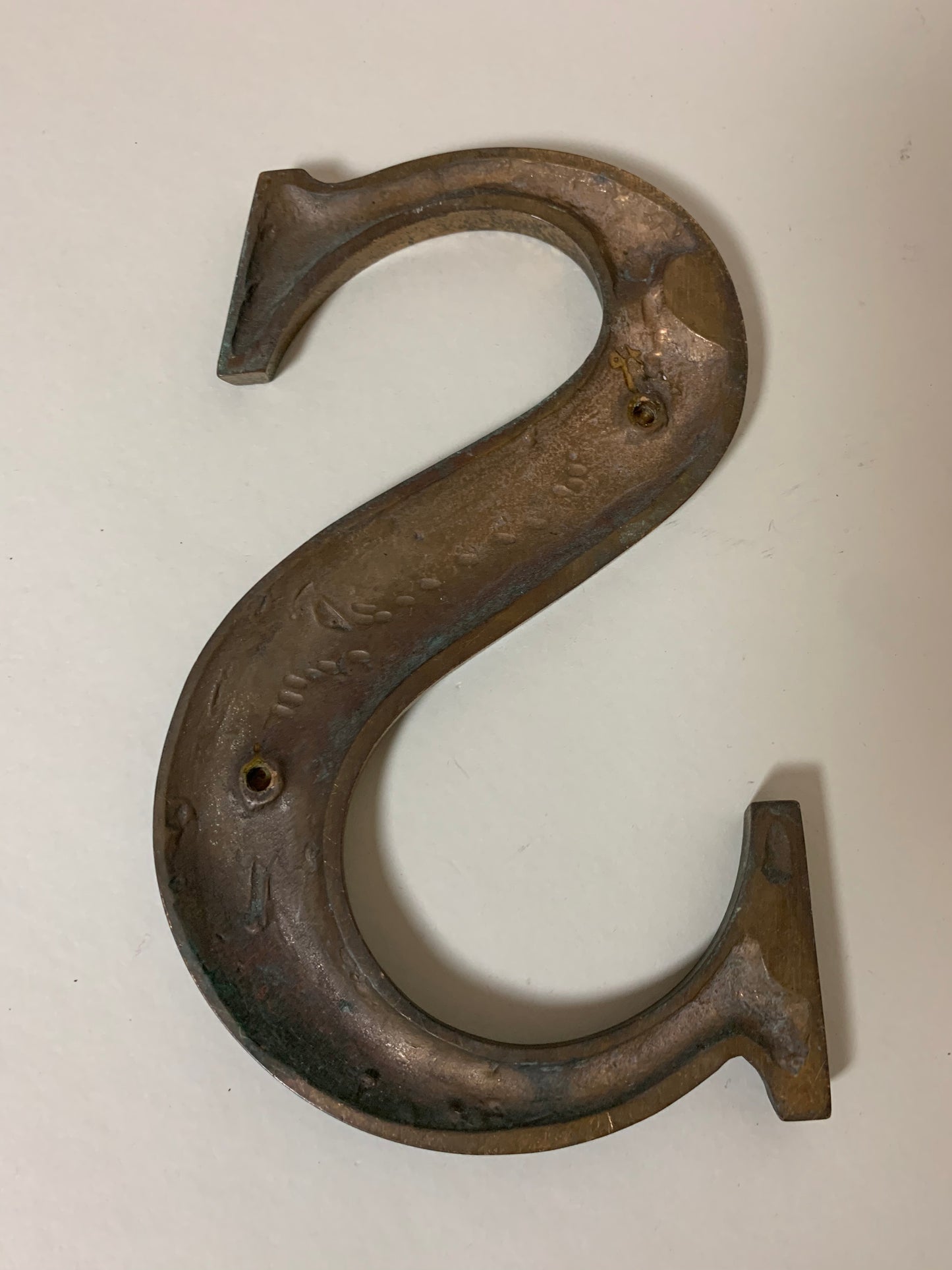 Facadebogstav i messing - S