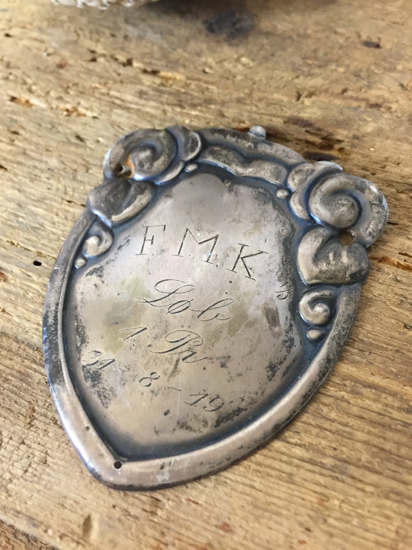 Sjovt skilt - frakkeskjold med 100 år på bagen