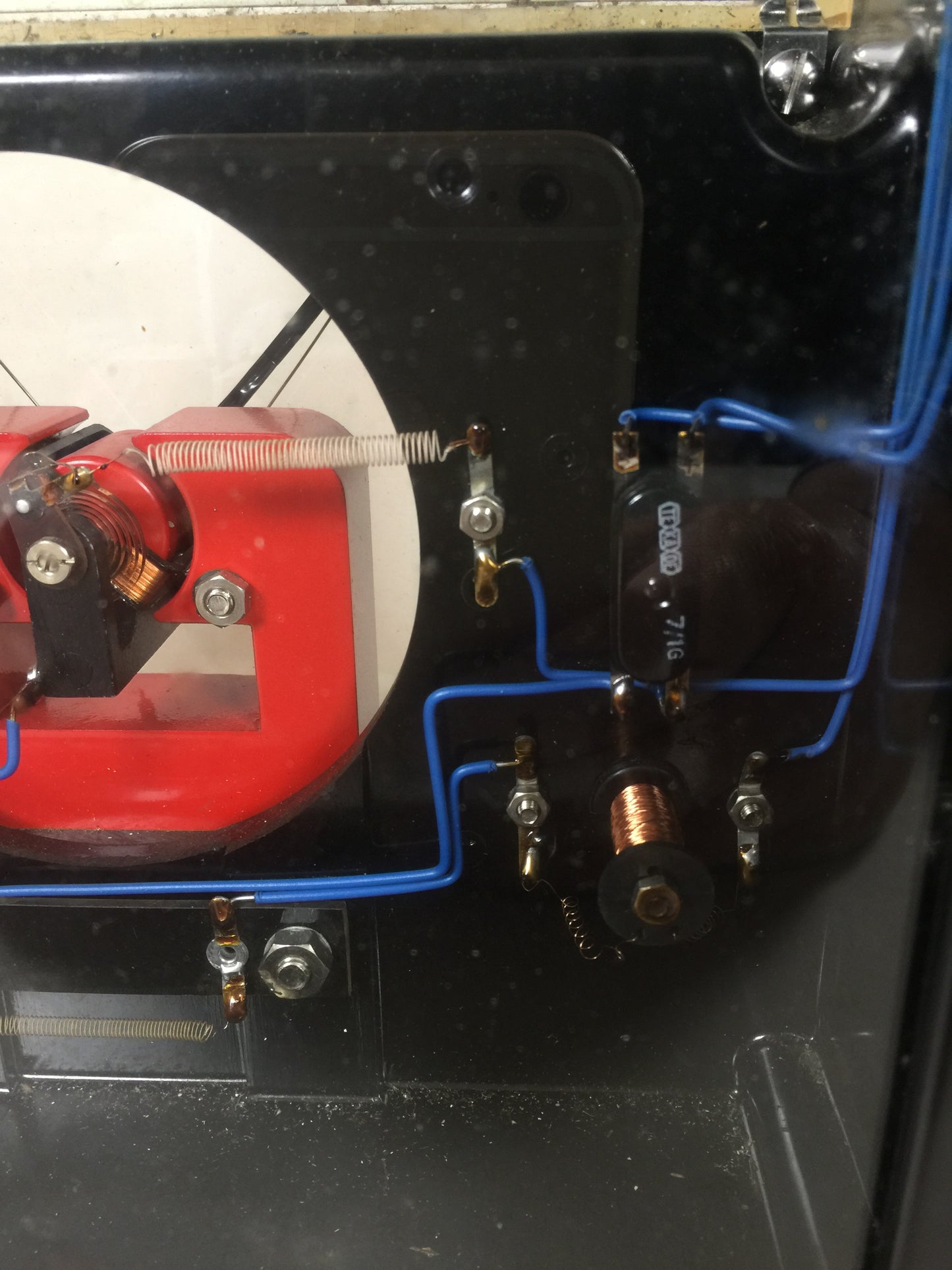 Råt og dekorativt voltmeter