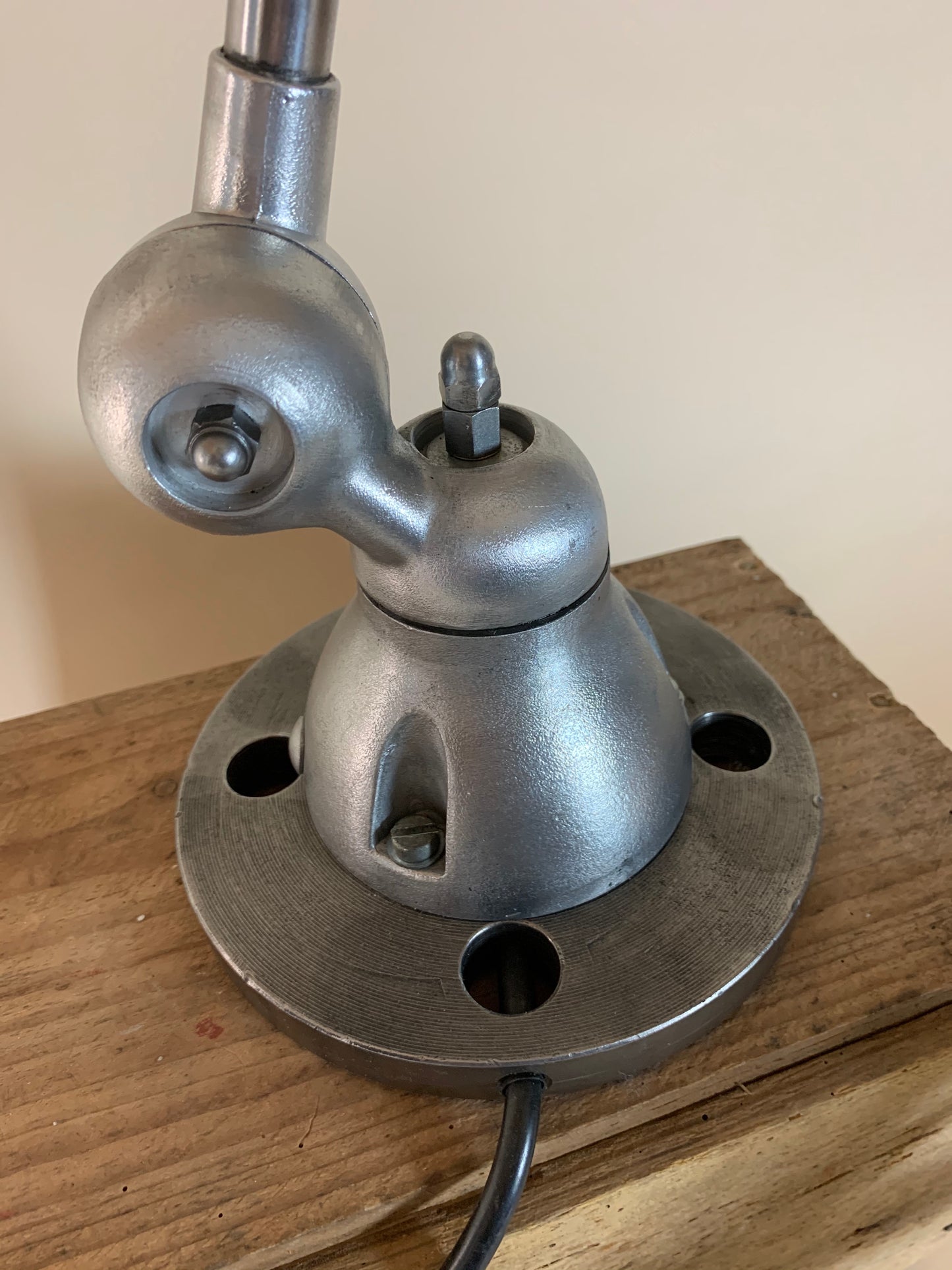 Jieldé lampe med en arm og flot fod
