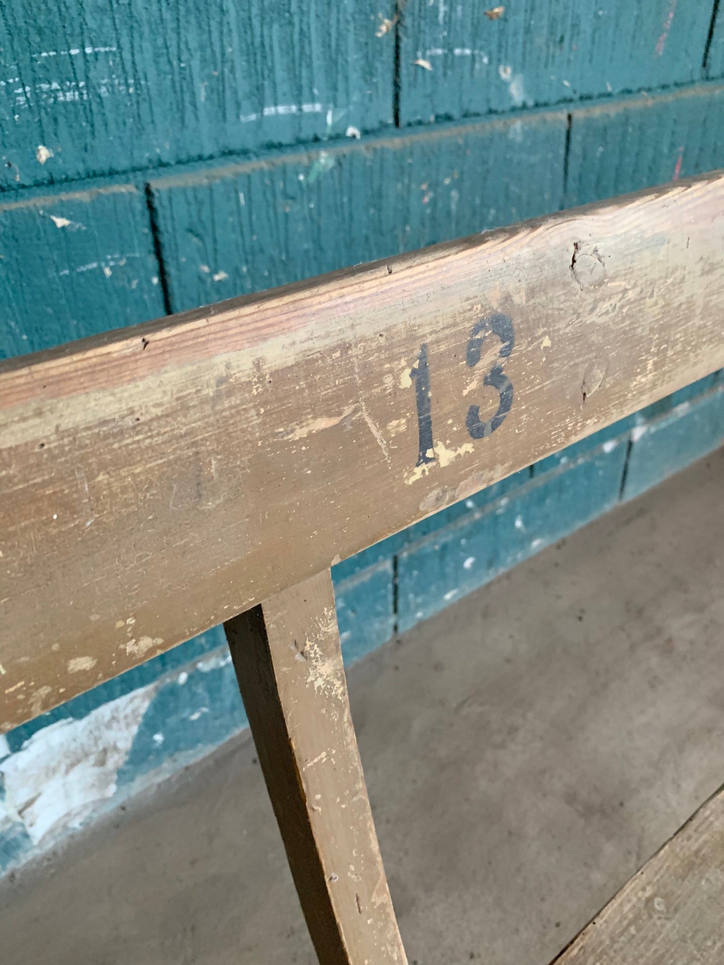 Skøn lang bænk med fine detaljer - kommer fra et hotel på Bornholm