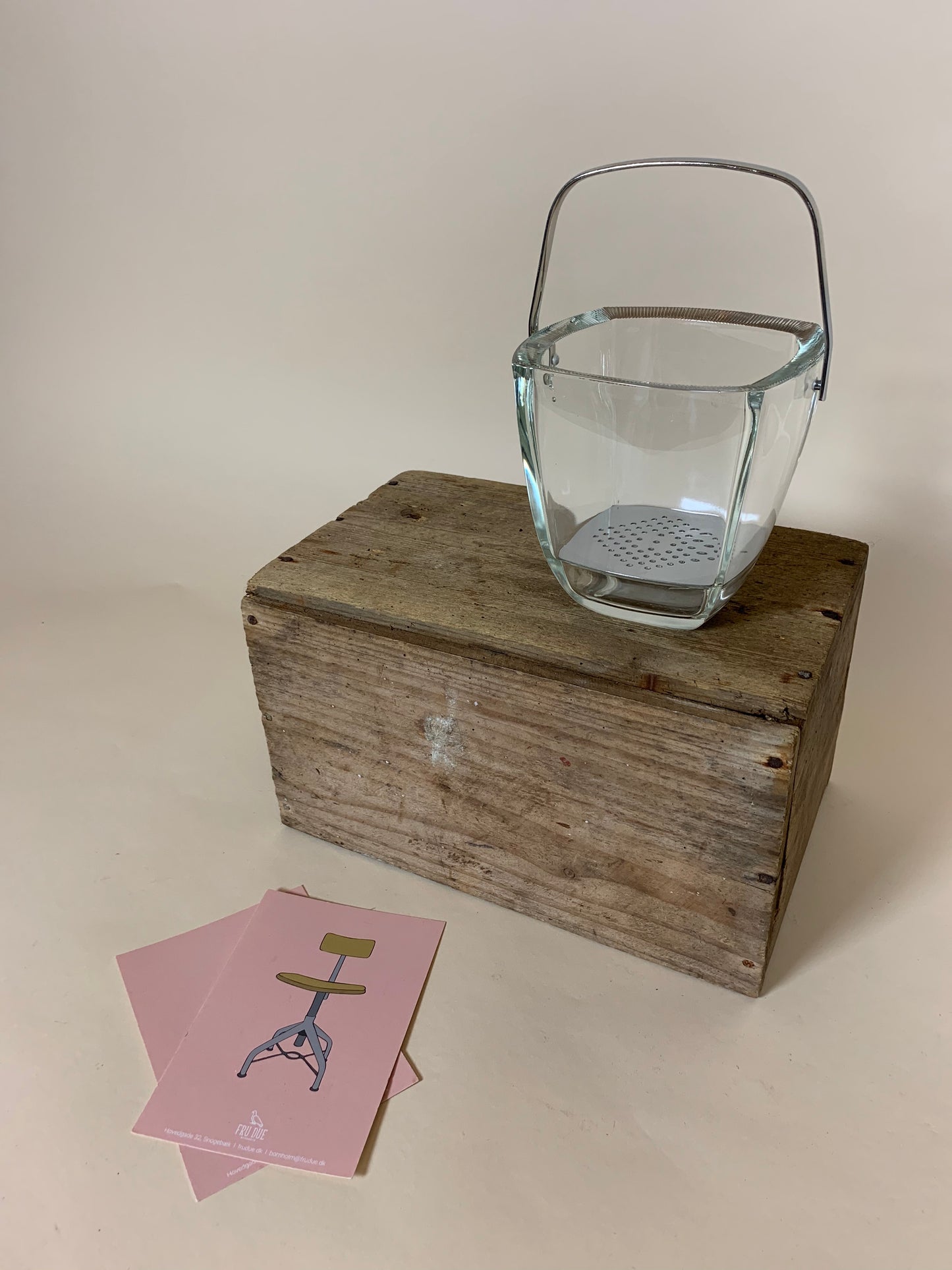 Glas isspand med mønster på kanten