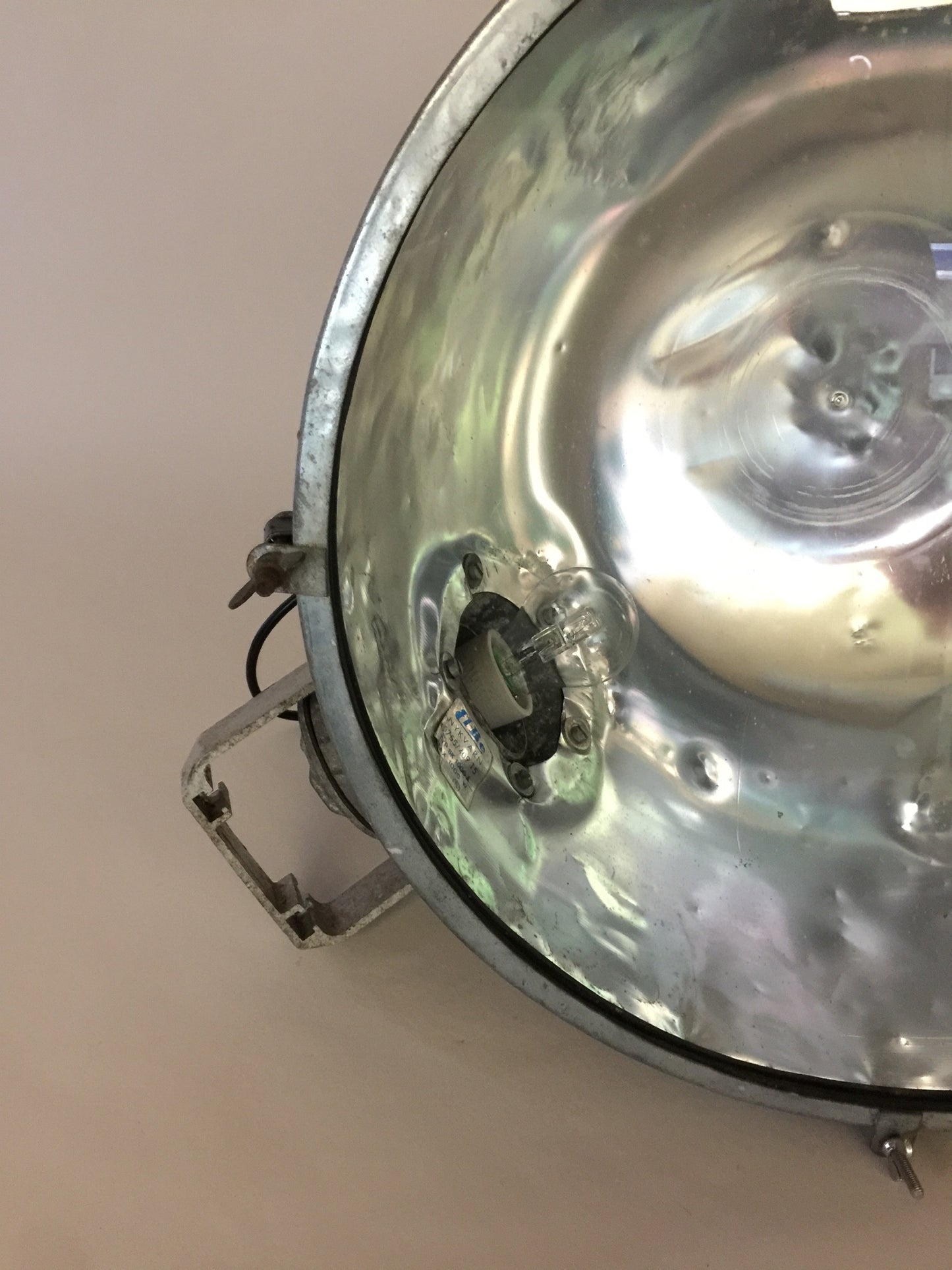 Meget stor og meget rå industri lampe