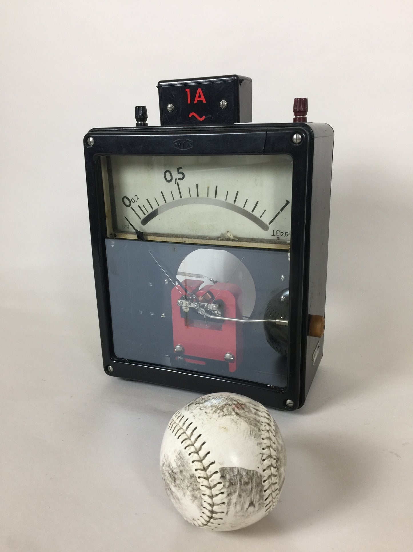 Råt og dekorativt voltmeter