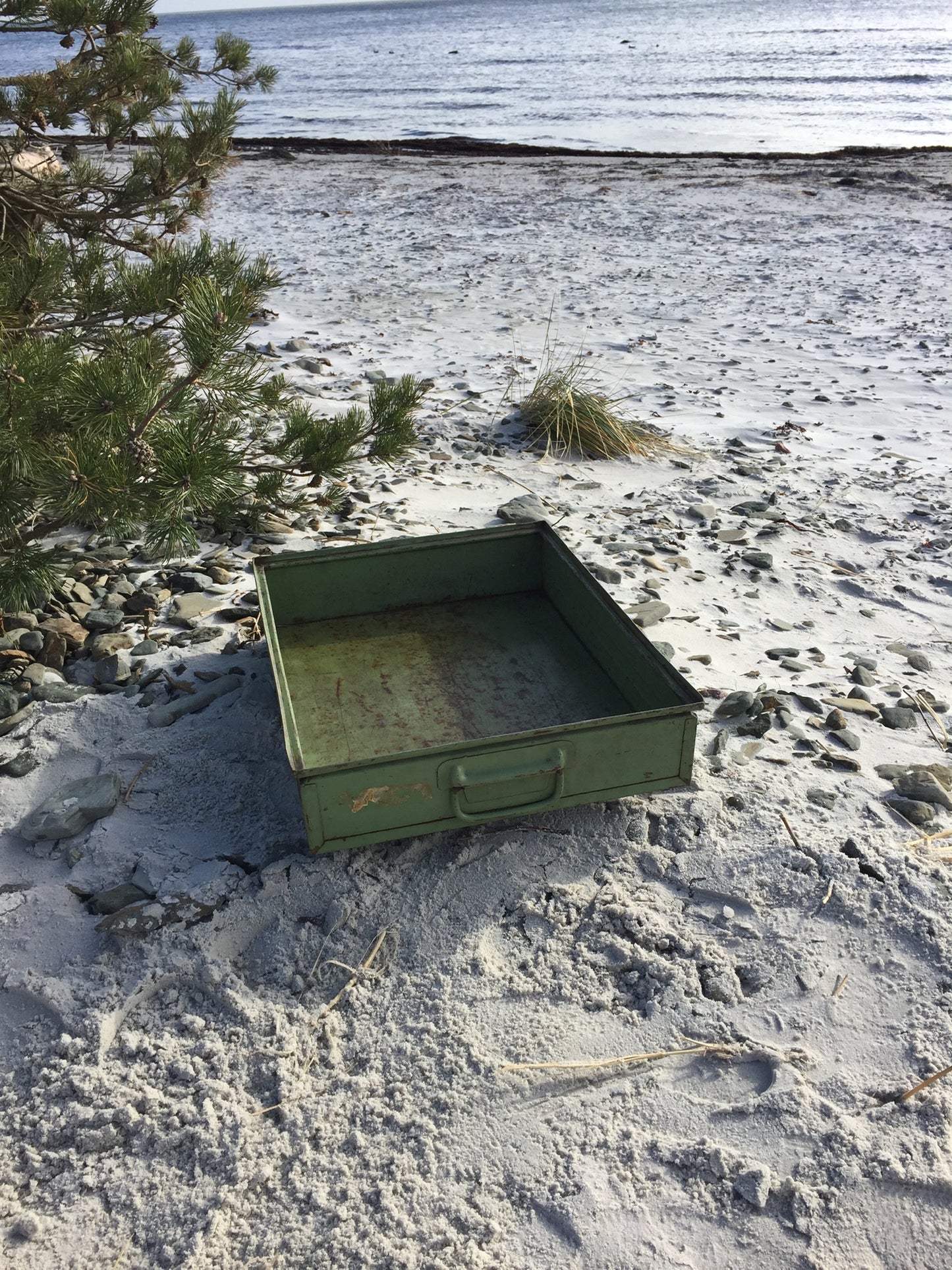 Grøn metalkasse med patina