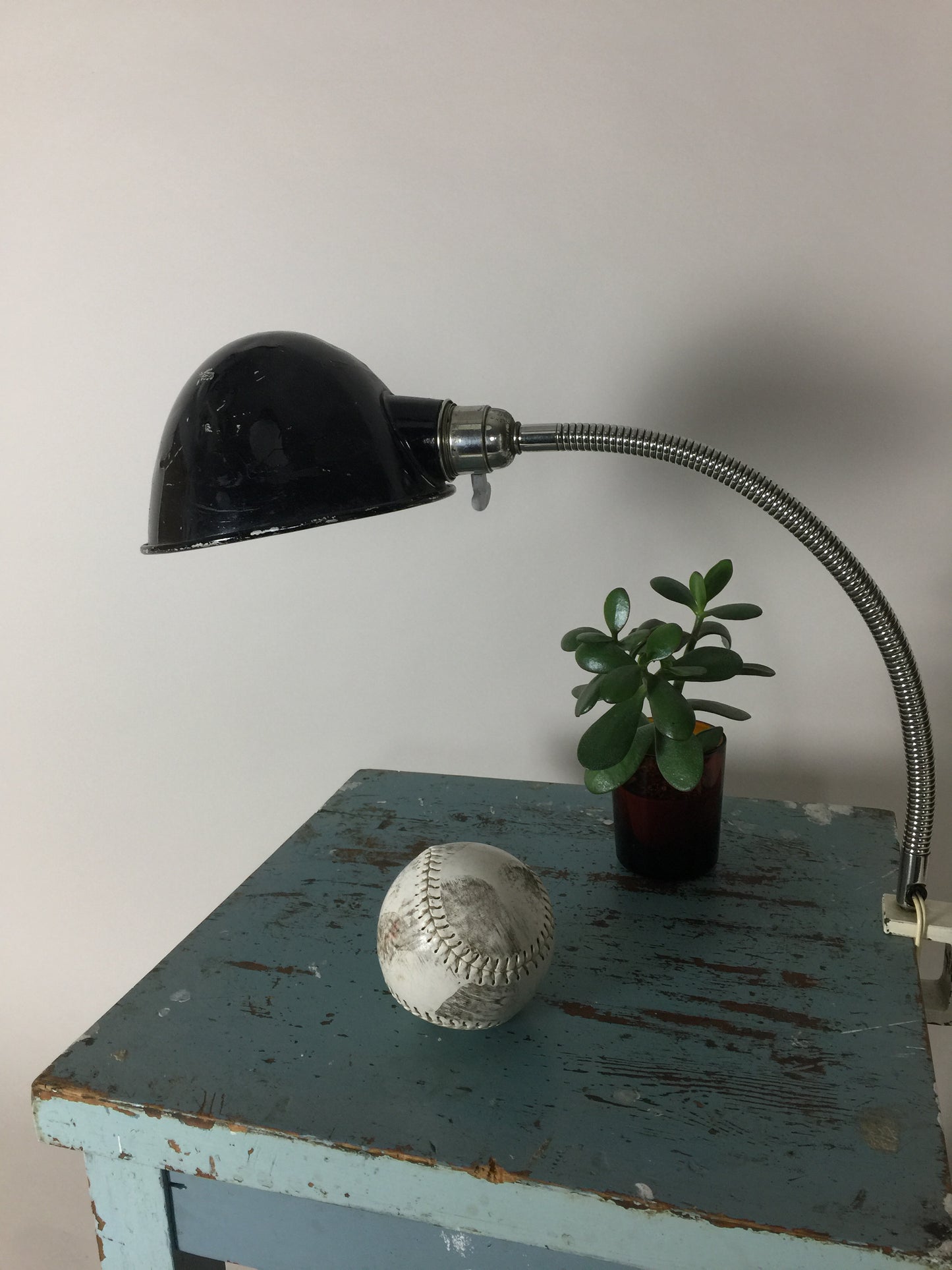 Rå og industriel arkitektlampe med flexarm