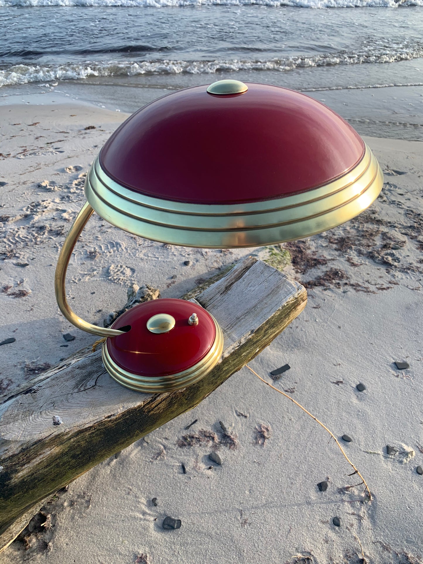 Helo bordlampe - Rød/messing