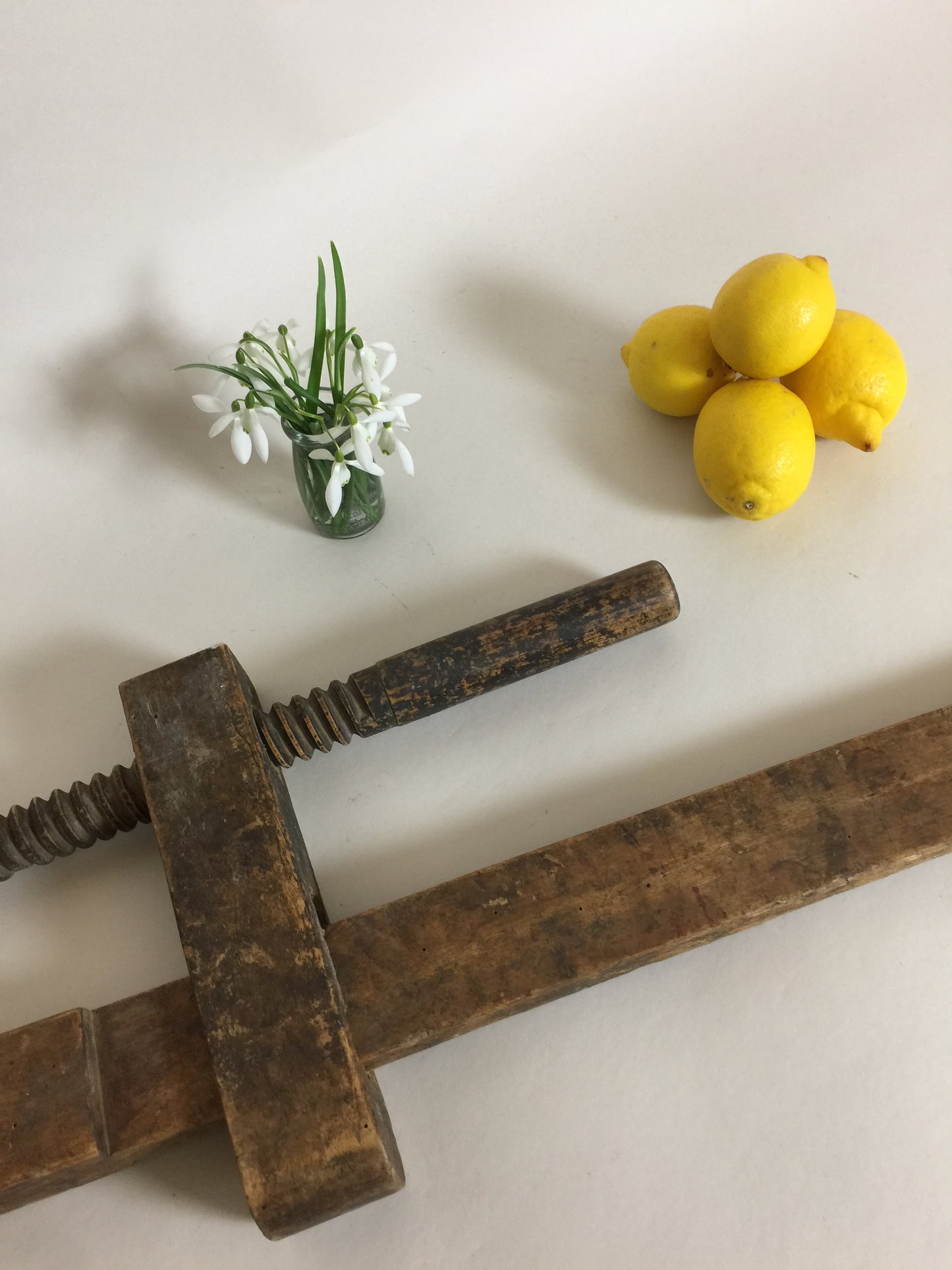 Stor gammel skruetvinge med skøn patina