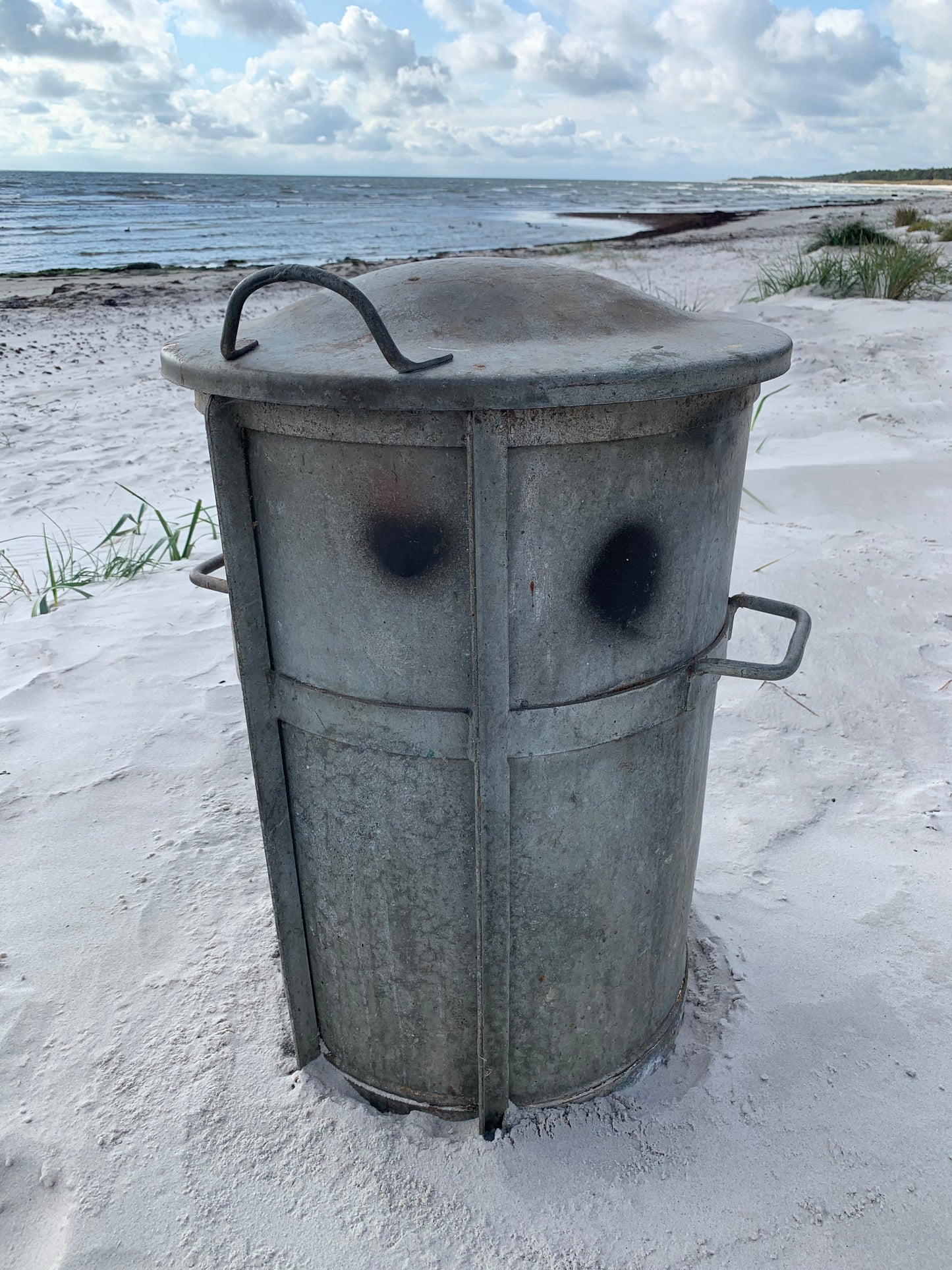 Stor og rå zinkspand med låg