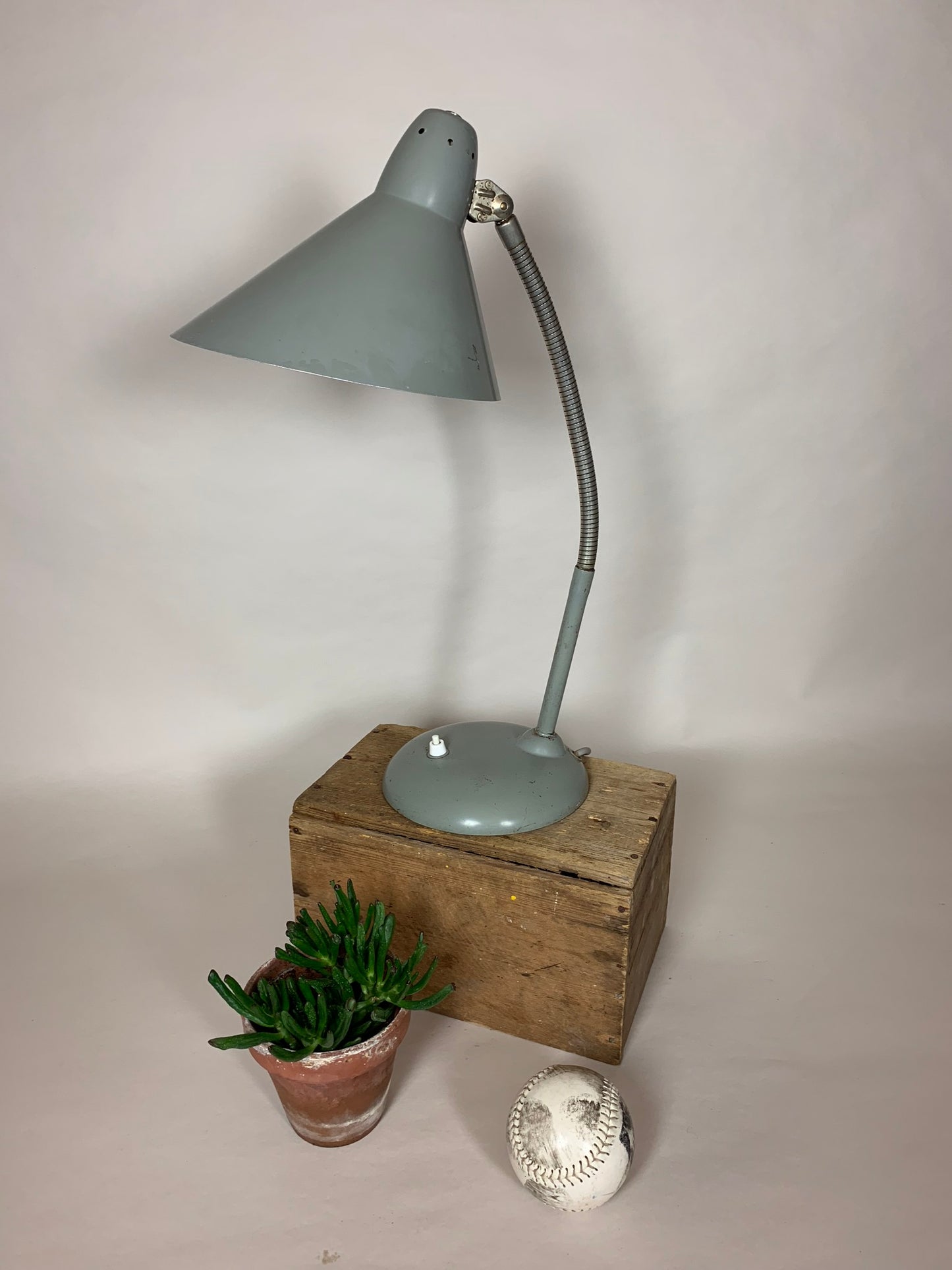 Sjov grå Hala vintagelampe med flexarm