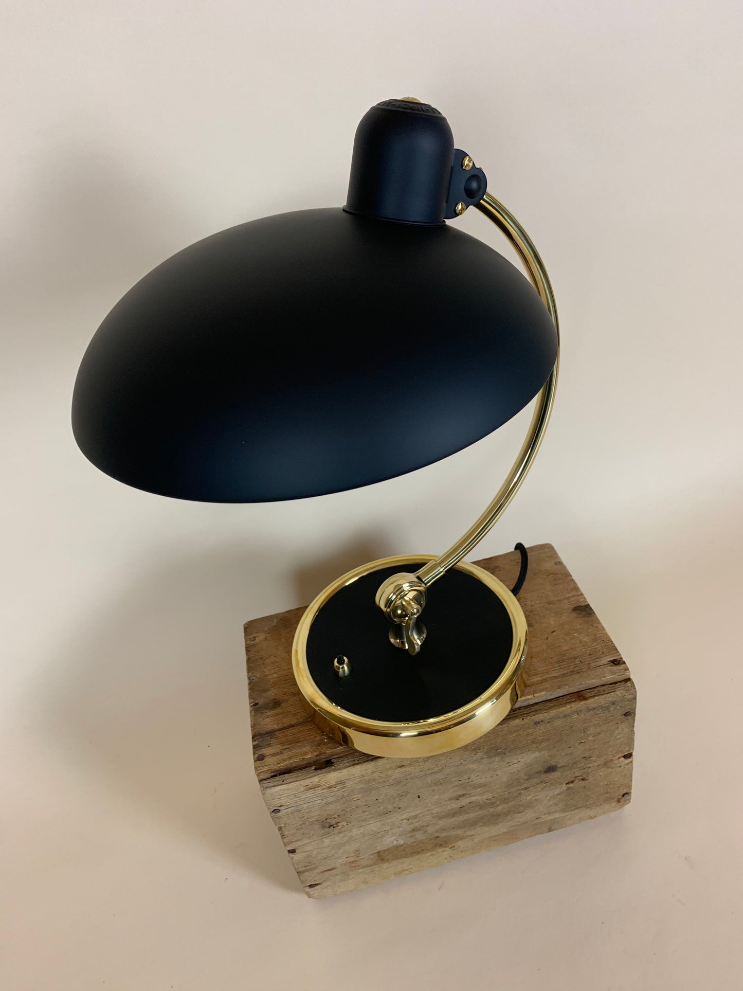 Kaiser Idell bordlampe - Mat sort med messing