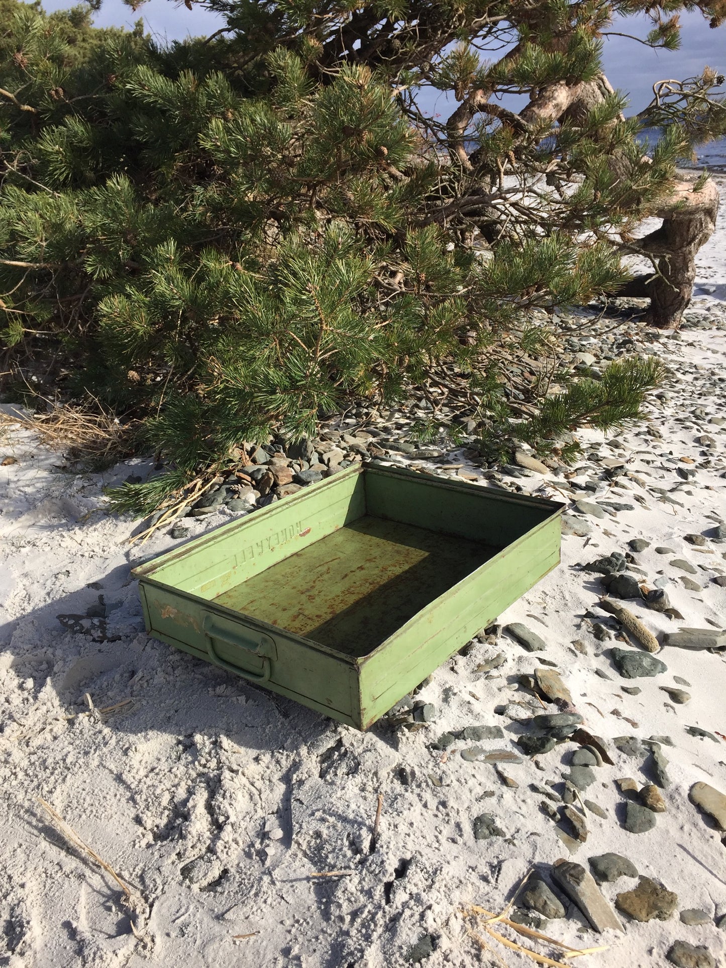 Grøn metalkasse med patina